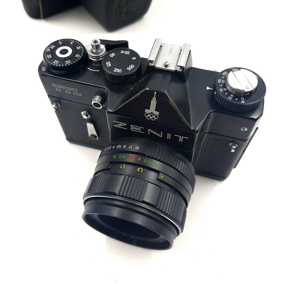 Фотоаппарат плёночный "Зенит-TTL" с олимпийской символикой и объективом "Гелиос-44М", металл, пластик, стекло, искусственная кожа, Красногорский механический завод (КМЗ), СССР, 1977-1980 гг., Красногорский механический завод (КМЗ)
