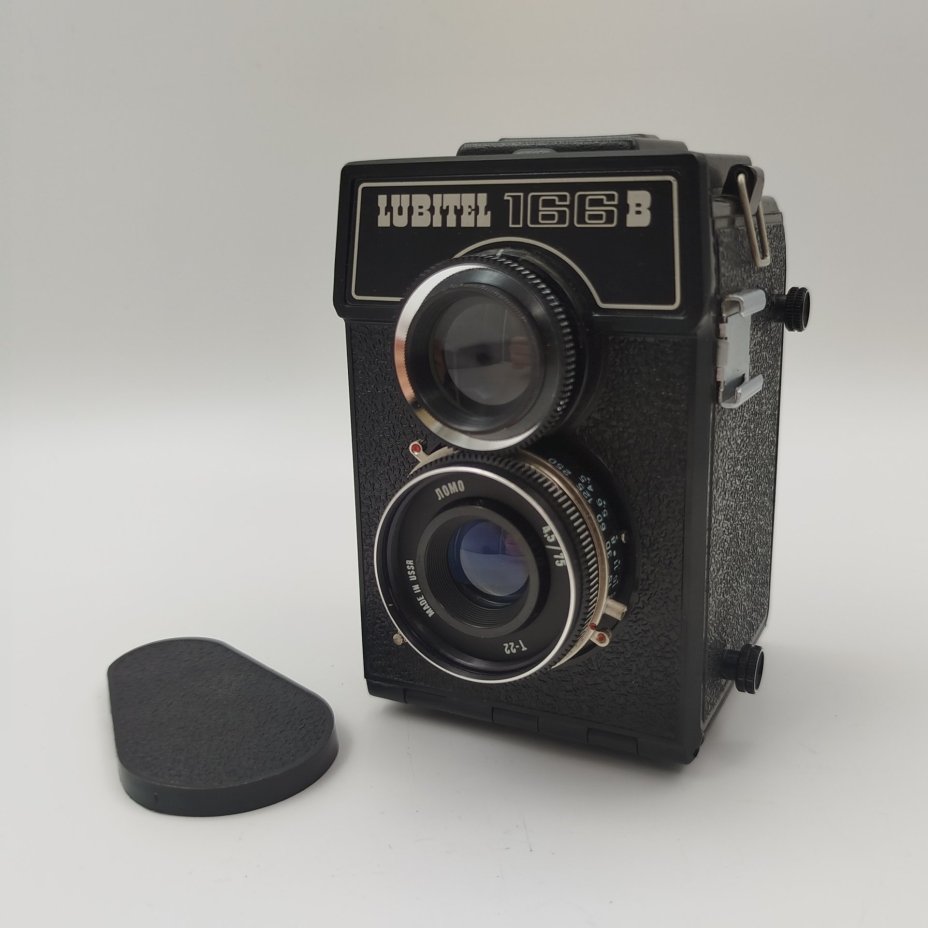 Фотоаппарат "Любитель-166" в кофре, металл, стекло, бакелит, ЛОМО (Ленинградское оптико-механическое объединение), СССР, 1976-1996 гг.