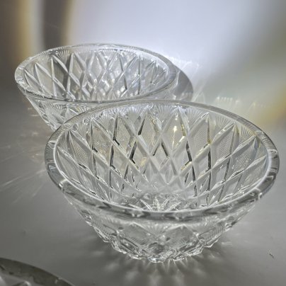 Набор из 2 салатников конусообразной формы с резным геометрическим декором, прессованное стекло, алмазная грань