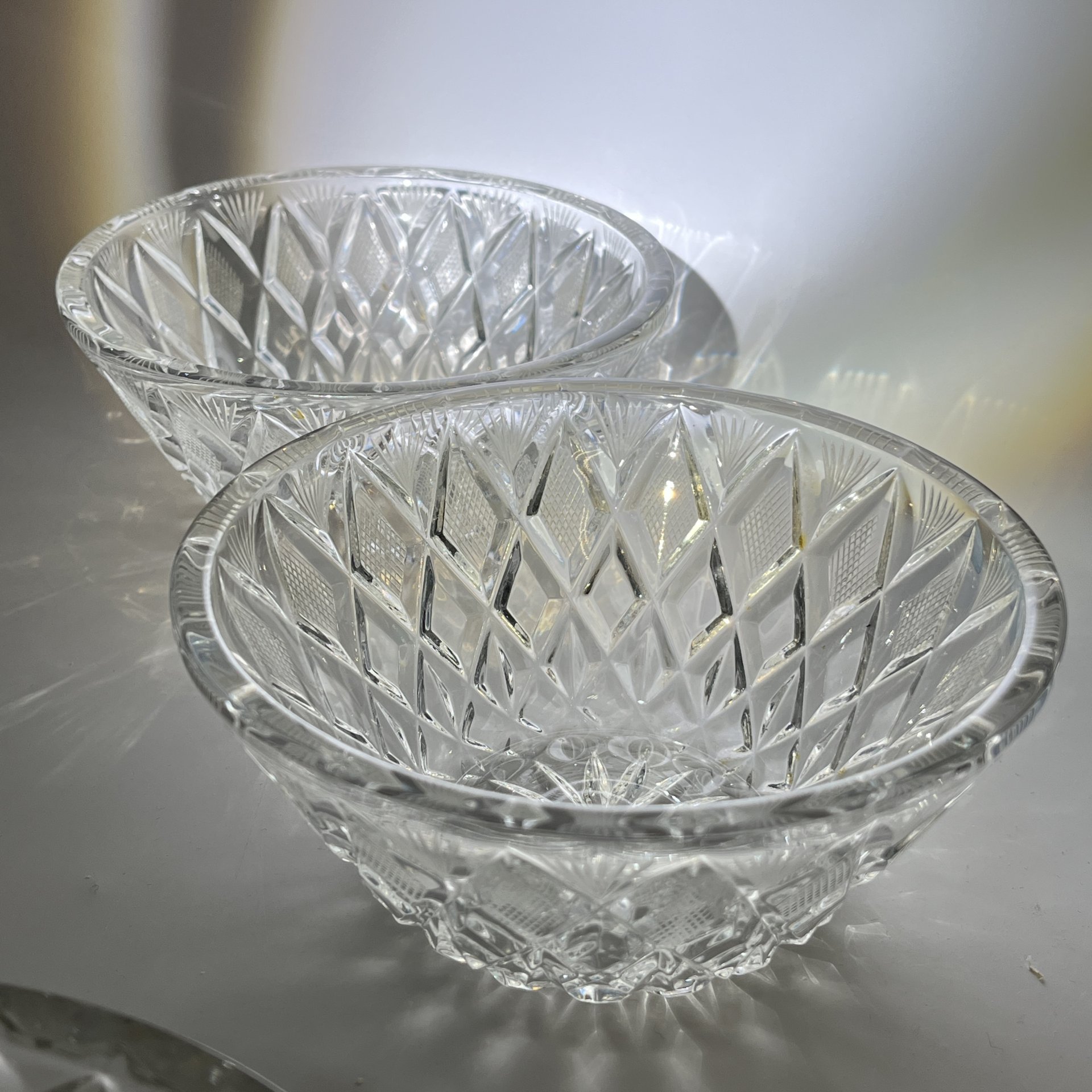 Набор из 2 салатников конусообразной формы с резным геометрическим декором, прессованное стекло, алмазная грань