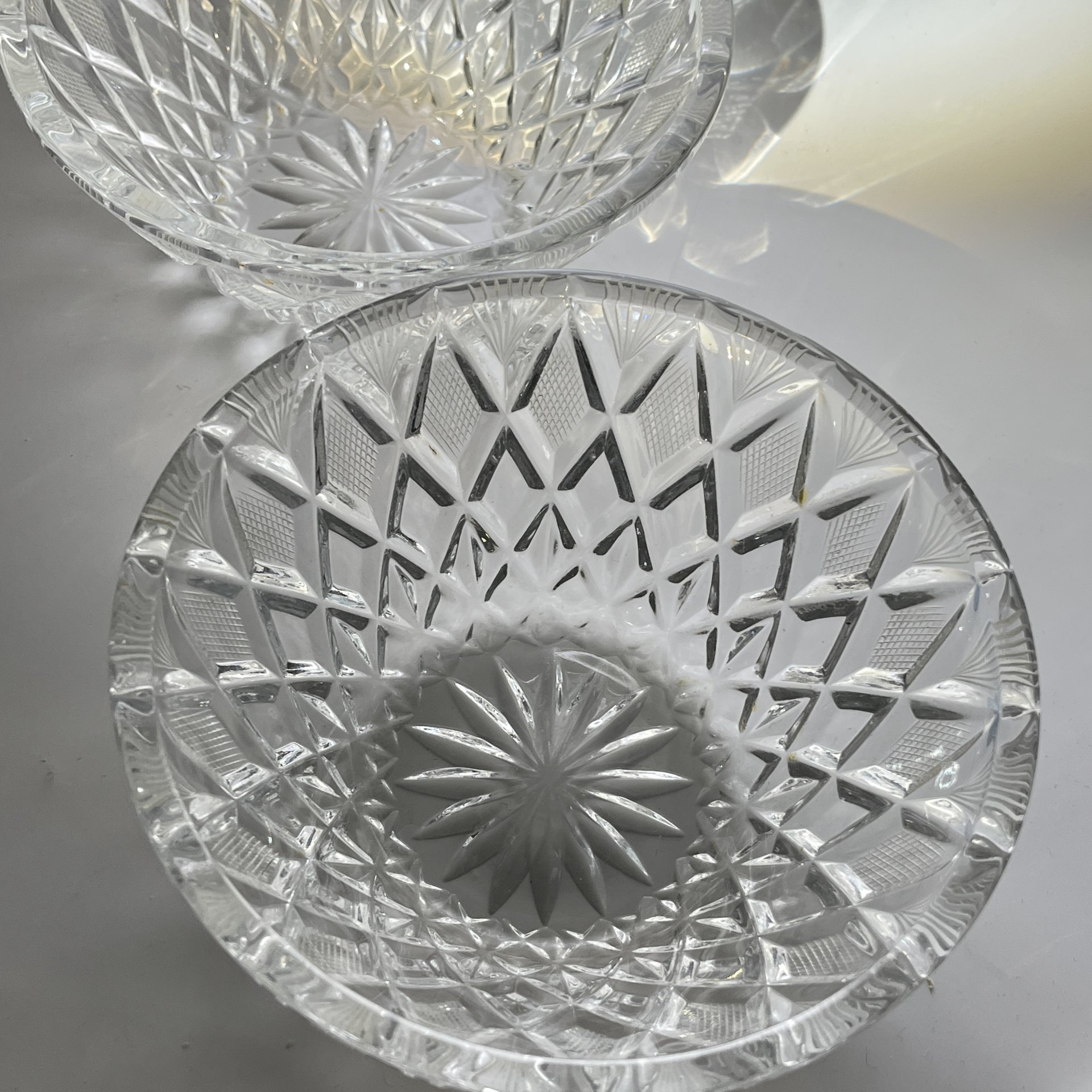 Набор из 2 салатников конусообразной формы с резным геометрическим декором, прессованное стекло, алмазная грань