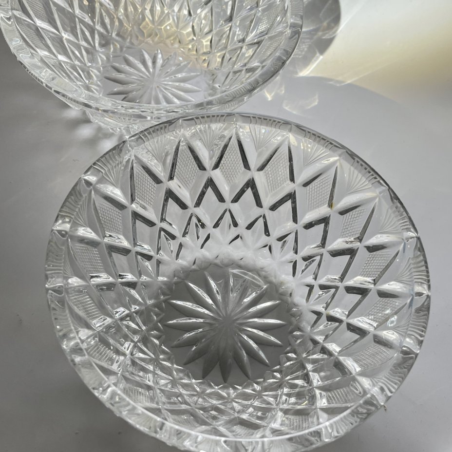 Набор из 2 салатников конусообразной формы с резным геометрическим декором, прессованное стекло, алмазная грань