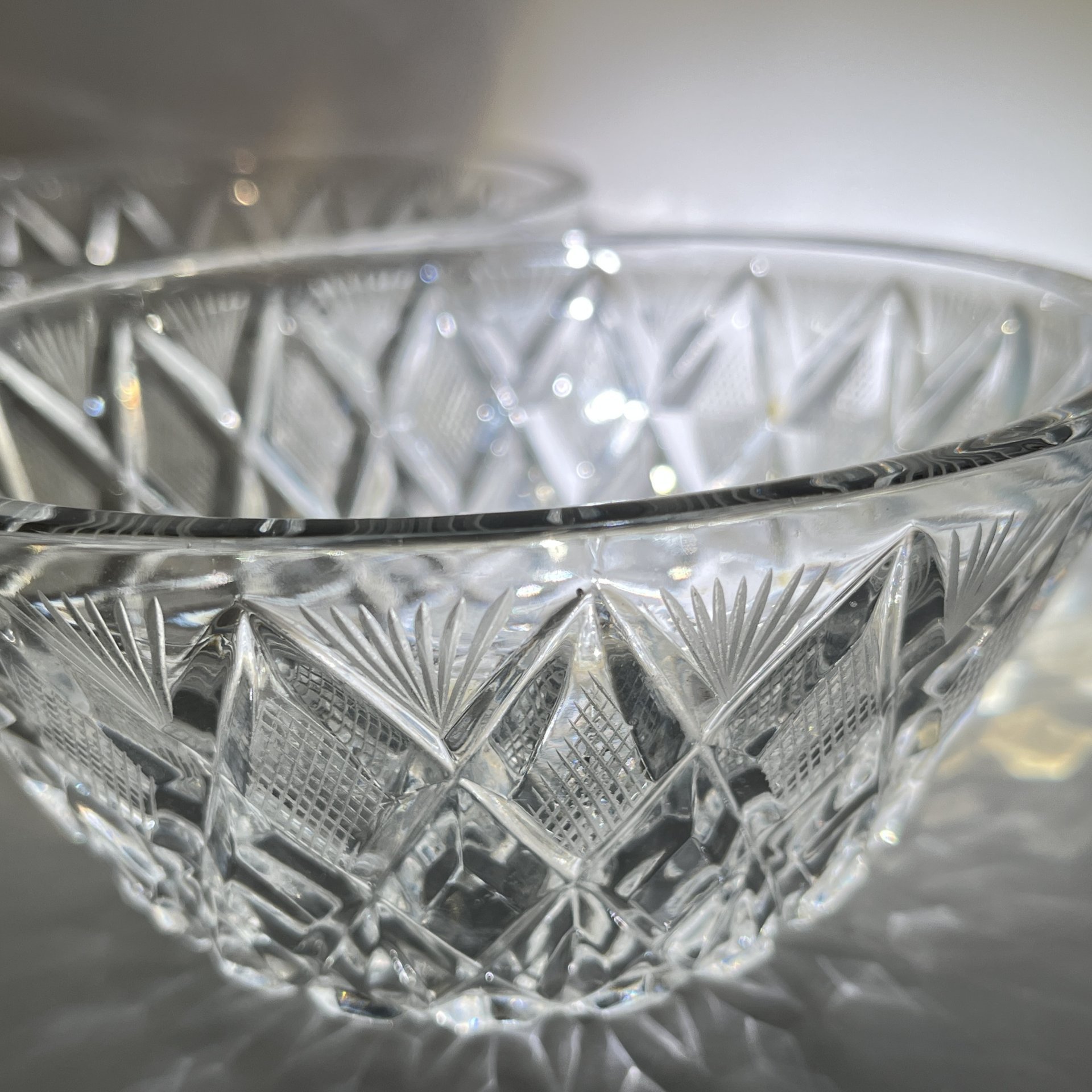 Набор из 2 салатников конусообразной формы с резным геометрическим декором, прессованное стекло, алмазная грань