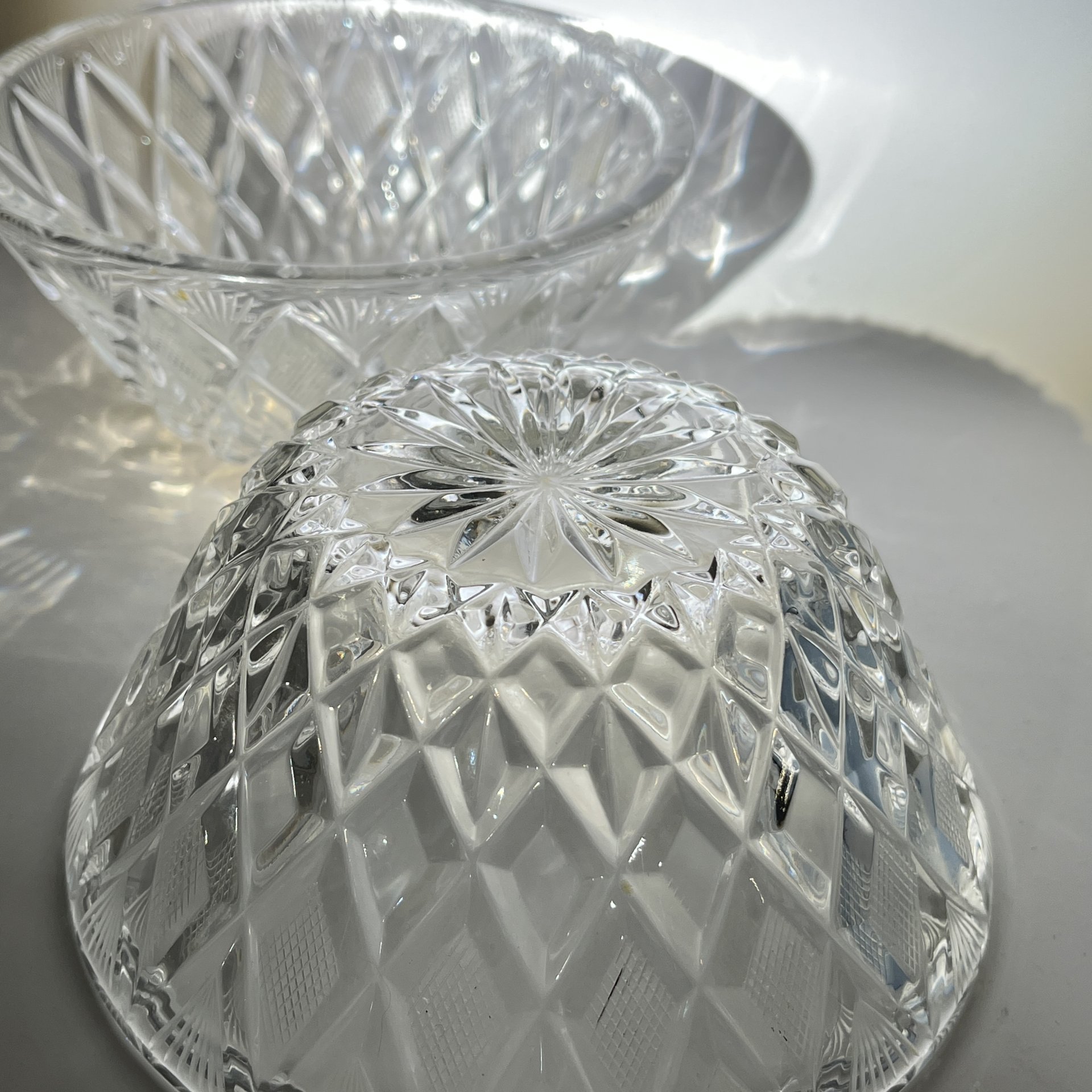 Набор из 2 салатников конусообразной формы с резным геометрическим декором, прессованное стекло, алмазная грань