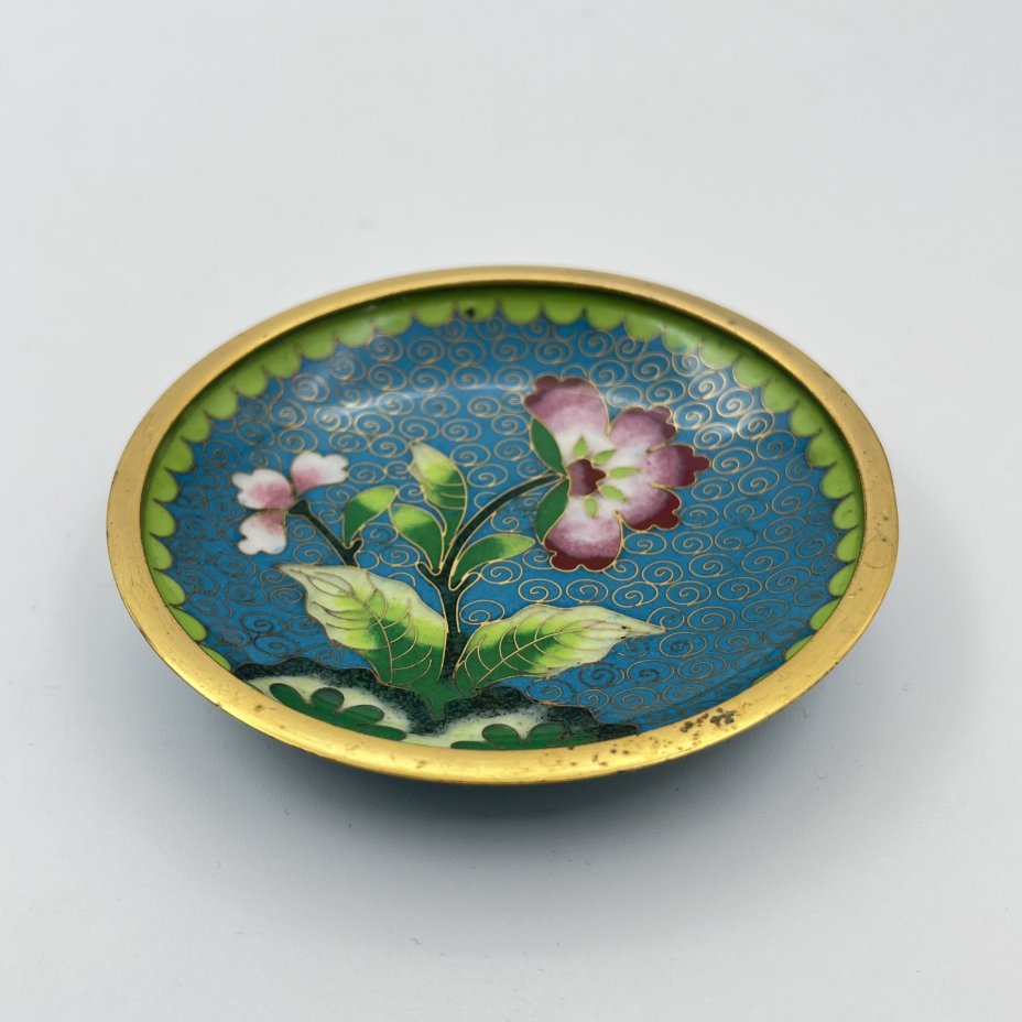 Розетка с цветочным декором на голубом узорчатом фоне с каймой салатового оттенка, выполненная в технике клуазоне, латунь, перегородчатая эмаль, Китай, 1950-1980 гг.