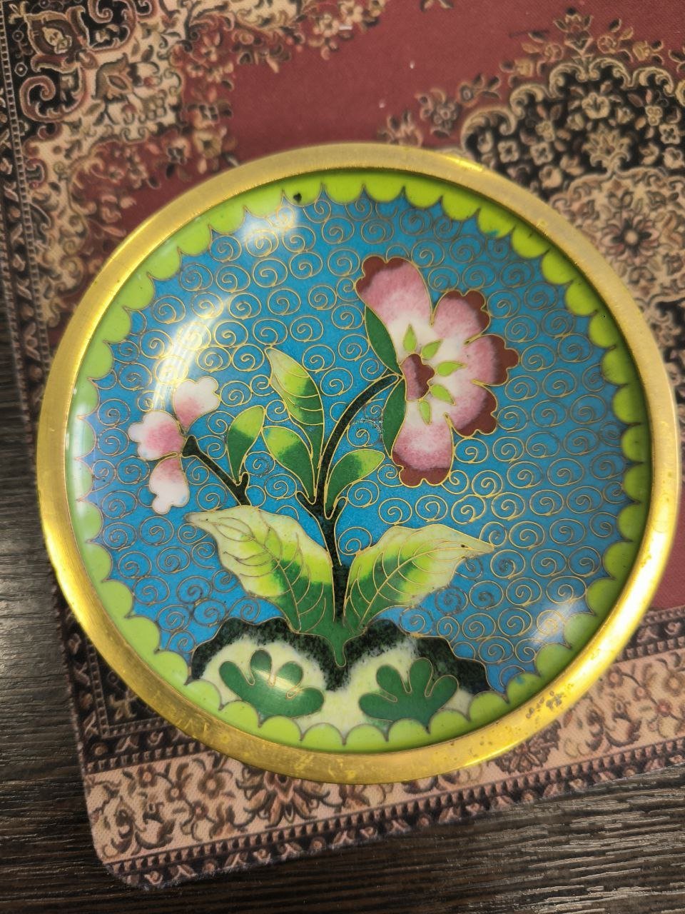 Розетка с цветочным декором на голубом узорчатом фоне с каймой салатового оттенка, выполненная в технике клуазоне, латунь, перегородчатая эмаль, Китай, 1950-1980 гг.