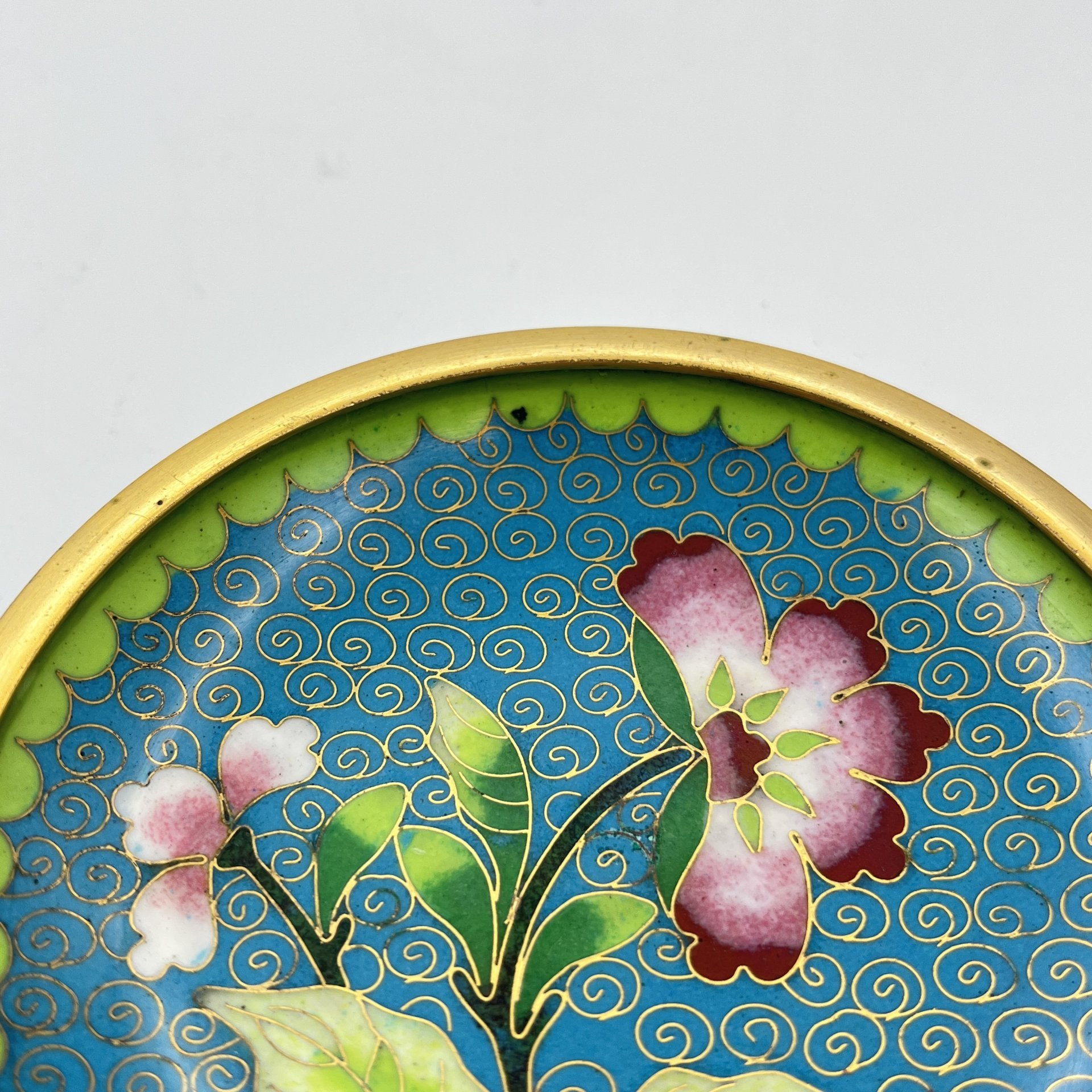 Розетка с цветочным декором на голубом узорчатом фоне с каймой салатового оттенка, выполненная в технике клуазоне, латунь, перегородчатая эмаль, Китай, 1950-1980 гг.