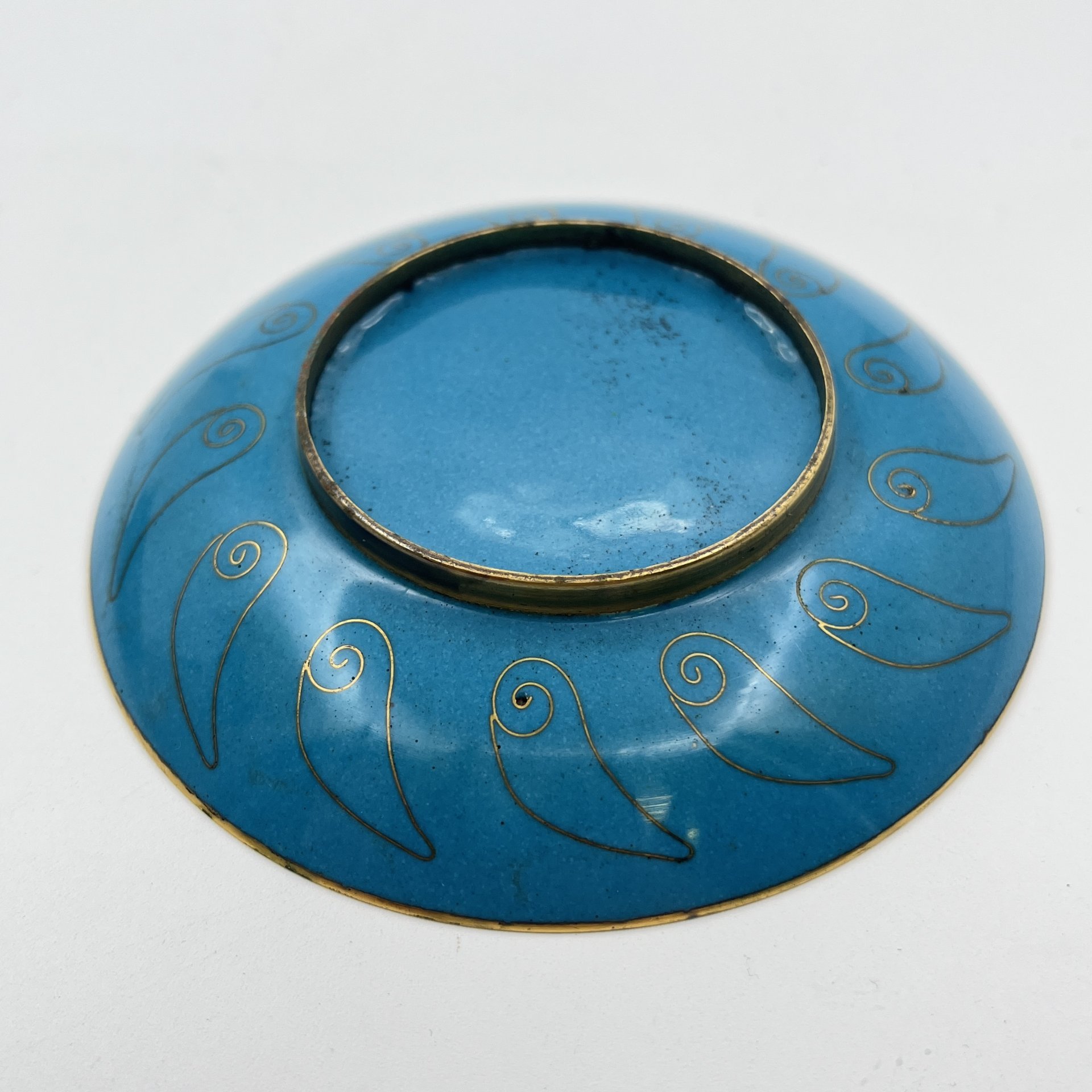 Розетка с цветочным декором на голубом узорчатом фоне с каймой салатового оттенка, выполненная в технике клуазоне, латунь, перегородчатая эмаль, Китай, 1950-1980 гг.