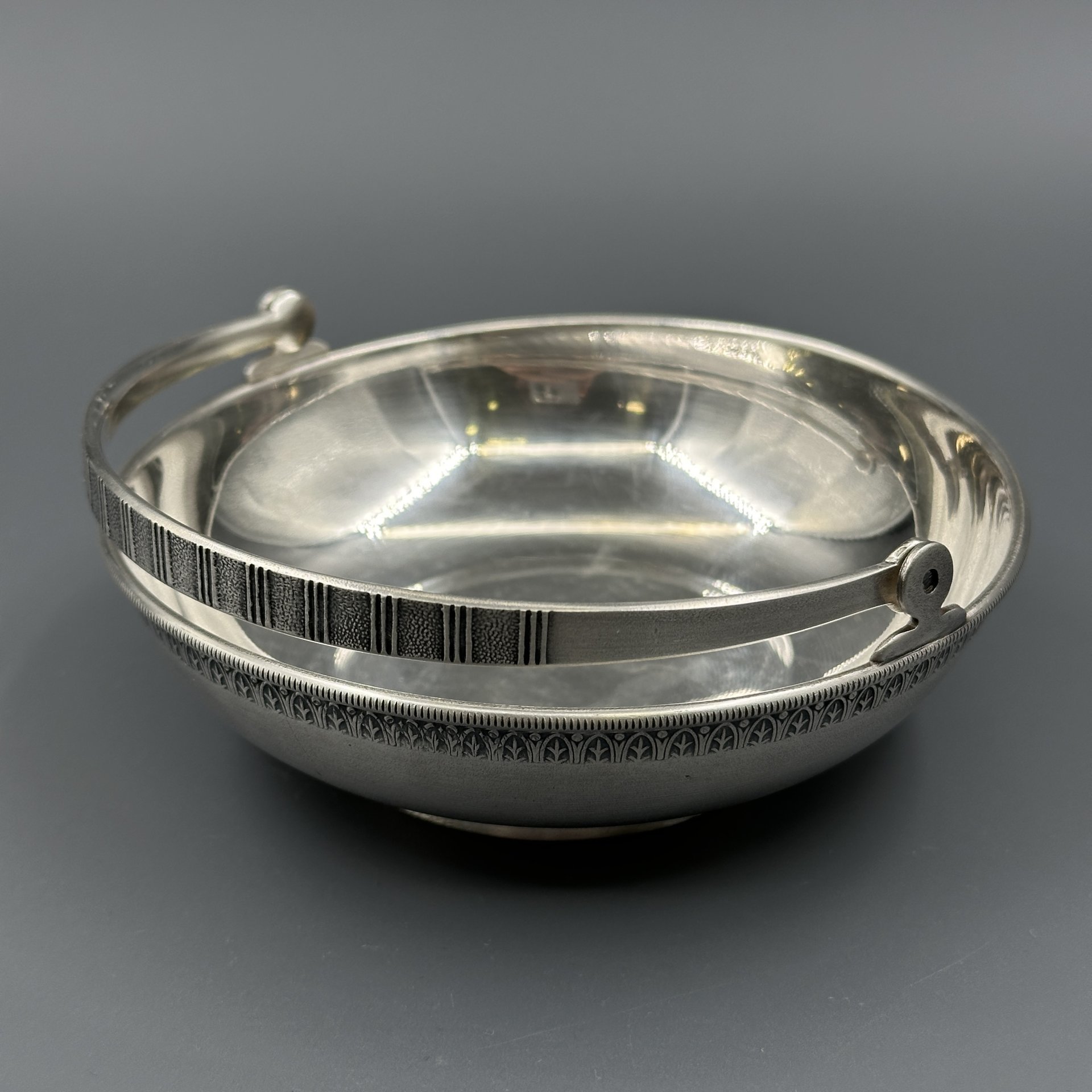 Орешница круглой формы с ручкой, мельхиор (медь-никель), Московский завод ювелирных и металлических изделий (МЮЗ), СССР, 1970-1980 гг., Московский завод ювелирных и металлических изделий (МЮЗ)