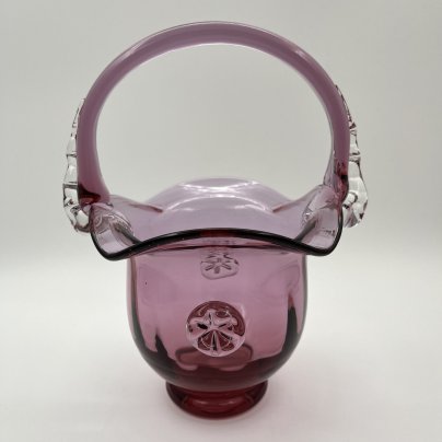 Конфетница в виде корзинки с волнистым бортом и рельефной ручкой, стекло, гутная техника, СССР, 1970-1990 гг.