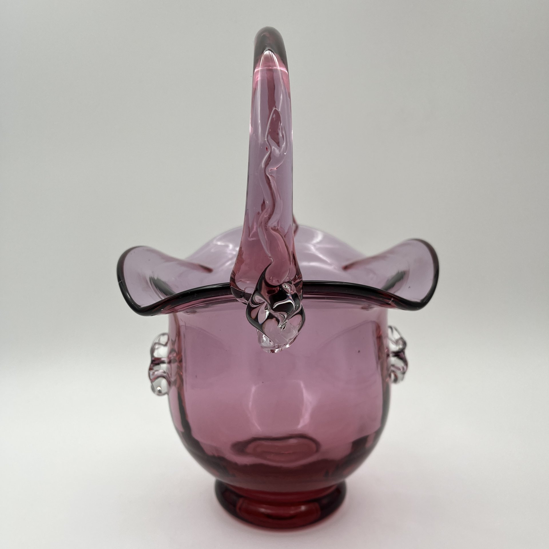 Конфетница в виде корзинки с волнистым бортом и рельефной ручкой, стекло, гутная техника, СССР, 1970-1990 гг.