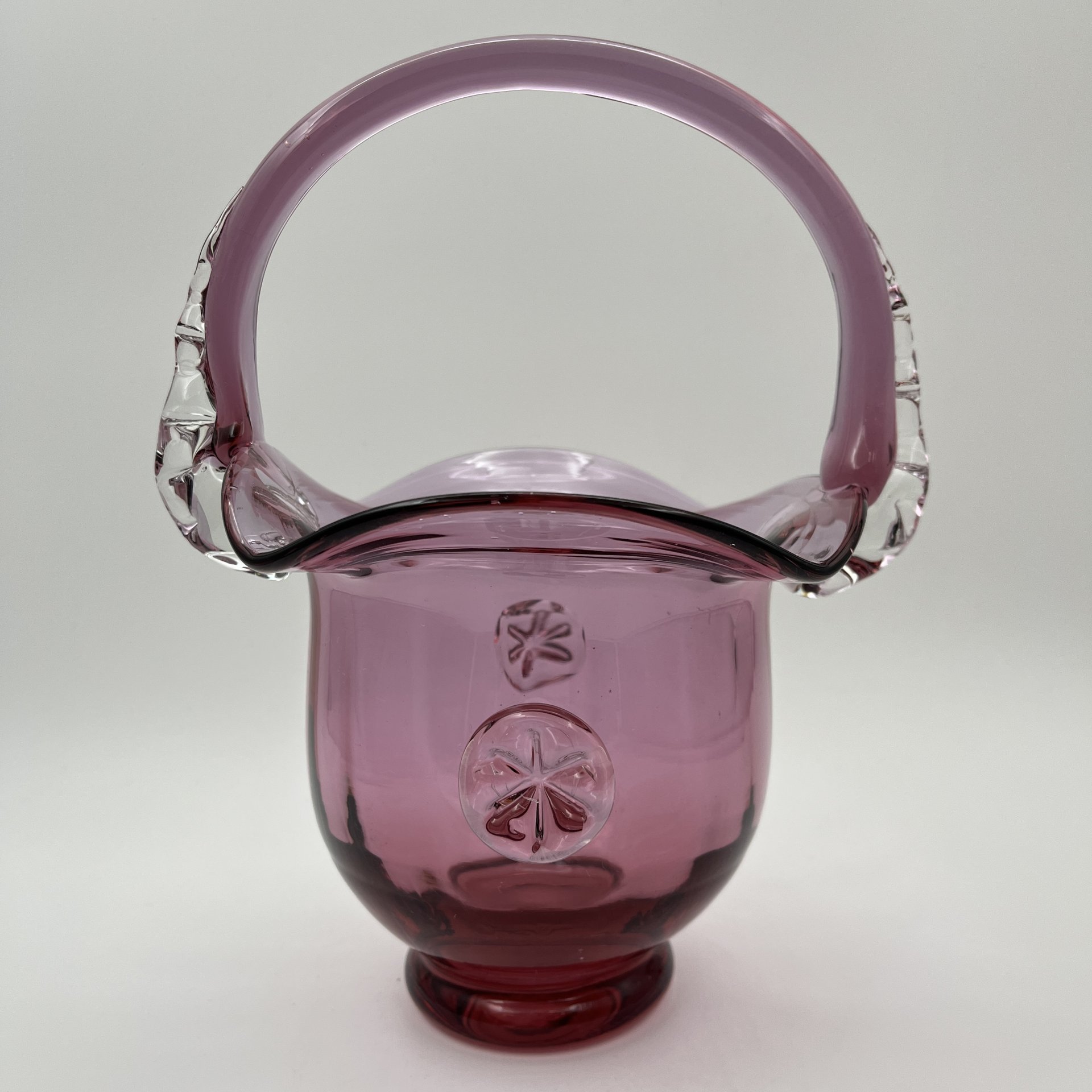 Конфетница в виде корзинки с волнистым бортом и рельефной ручкой, стекло, гутная техника, СССР, 1970-1990 гг.