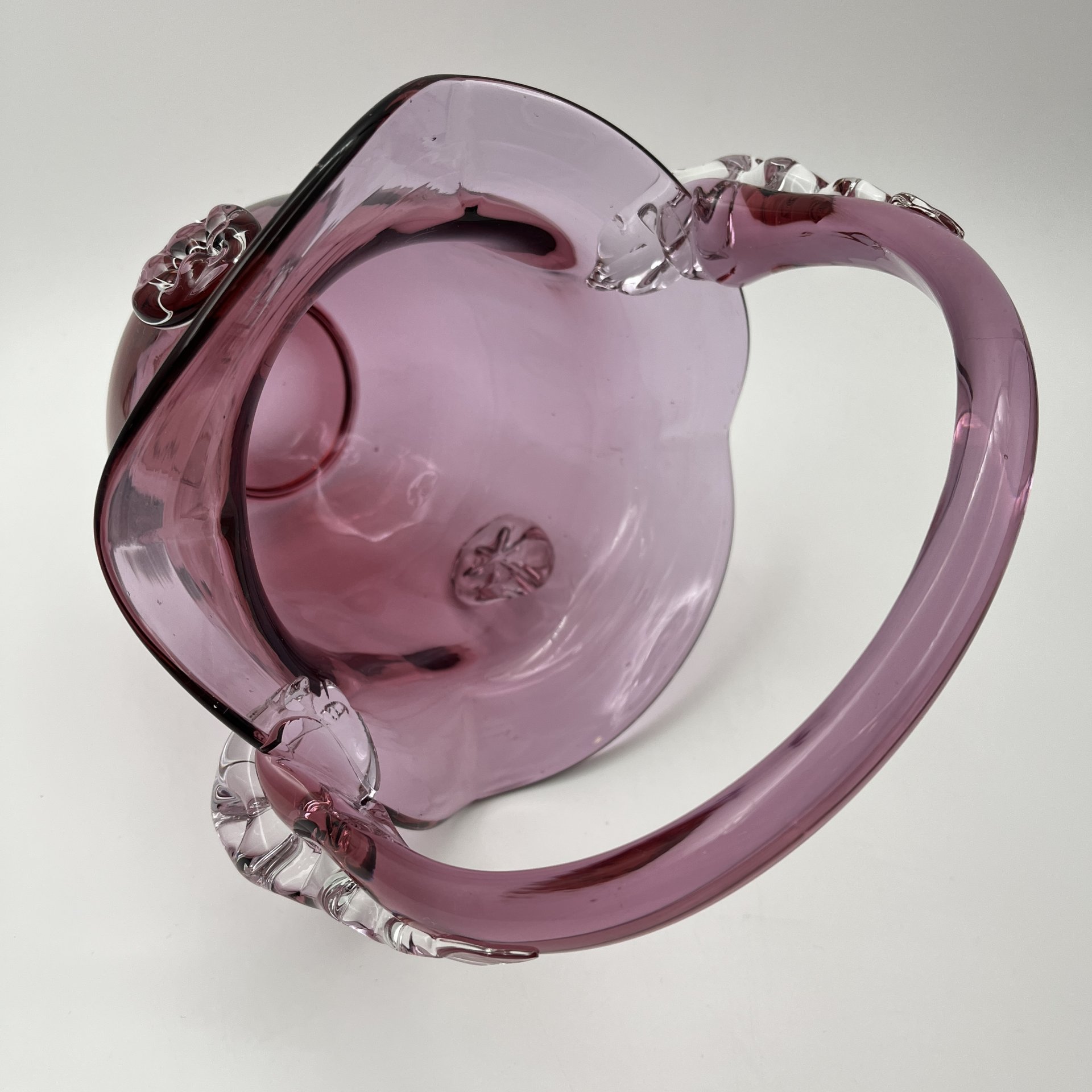 Конфетница в виде корзинки с волнистым бортом и рельефной ручкой, стекло, гутная техника, СССР, 1970-1990 гг.