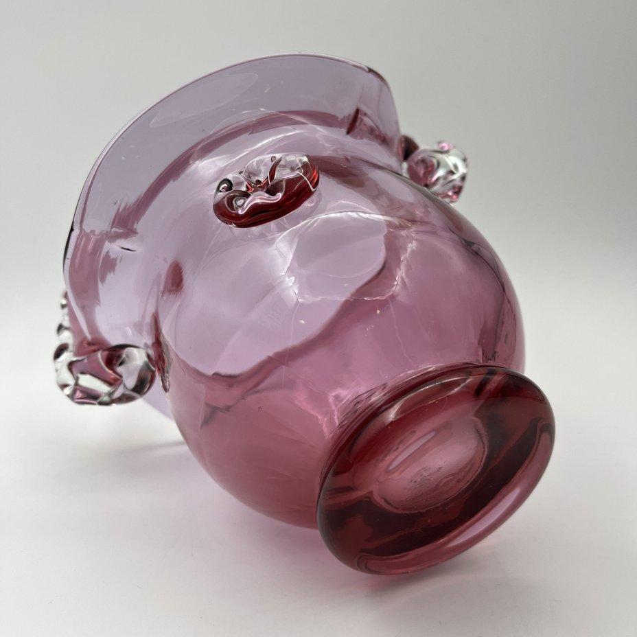 Конфетница в виде корзинки с волнистым бортом и рельефной ручкой