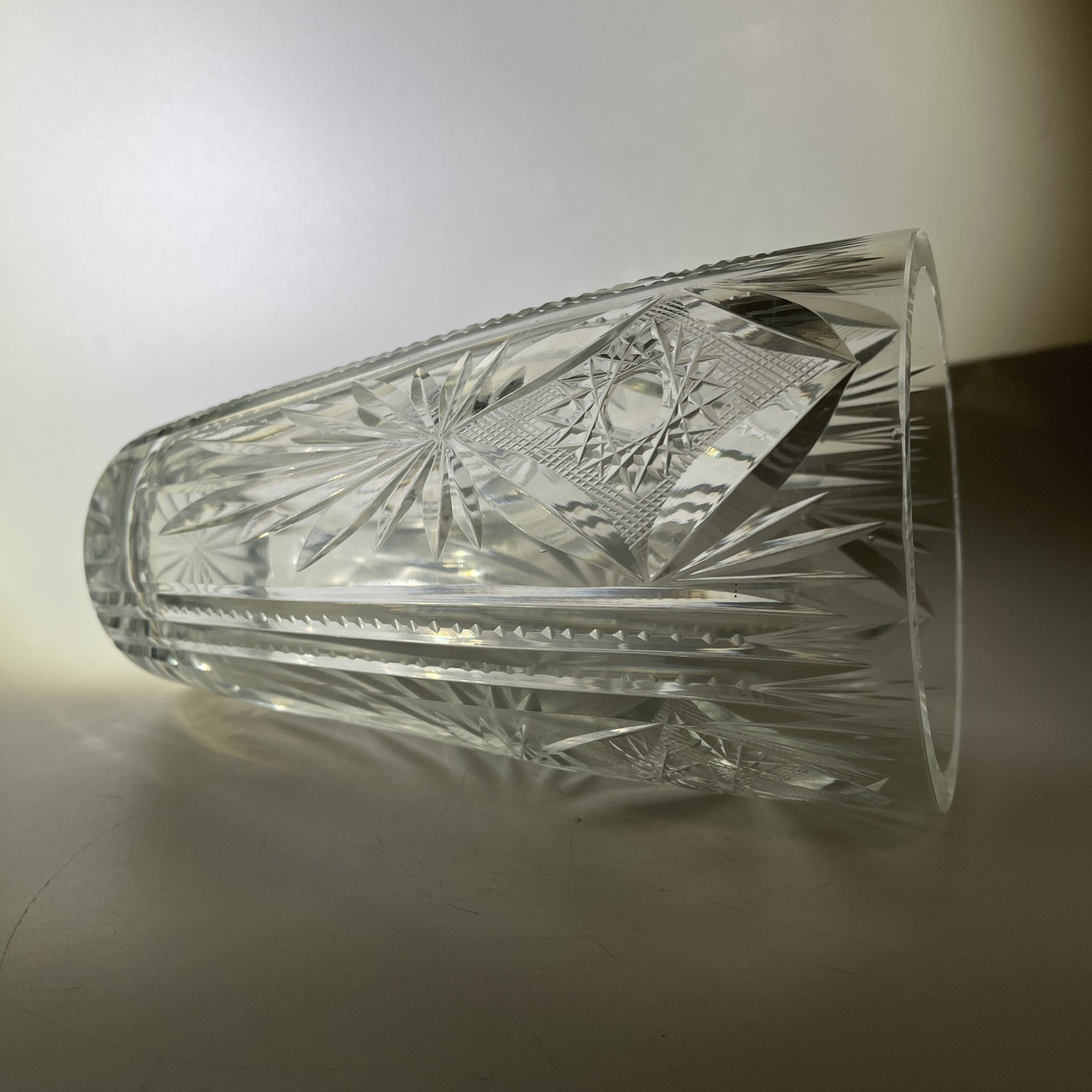 Ваза для цветов, украшенная резным декором, хрусталь, алмазная грань, СССР, 1970-1990 гг.