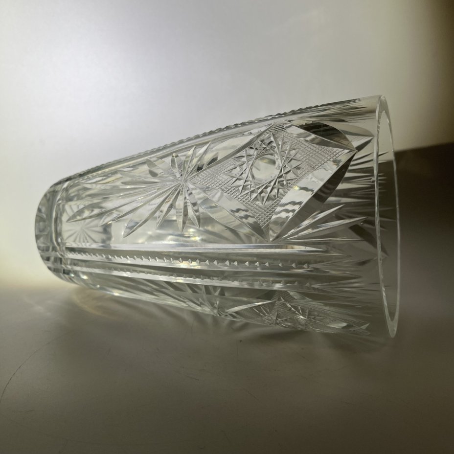 Ваза для цветов, украшенная резным декором