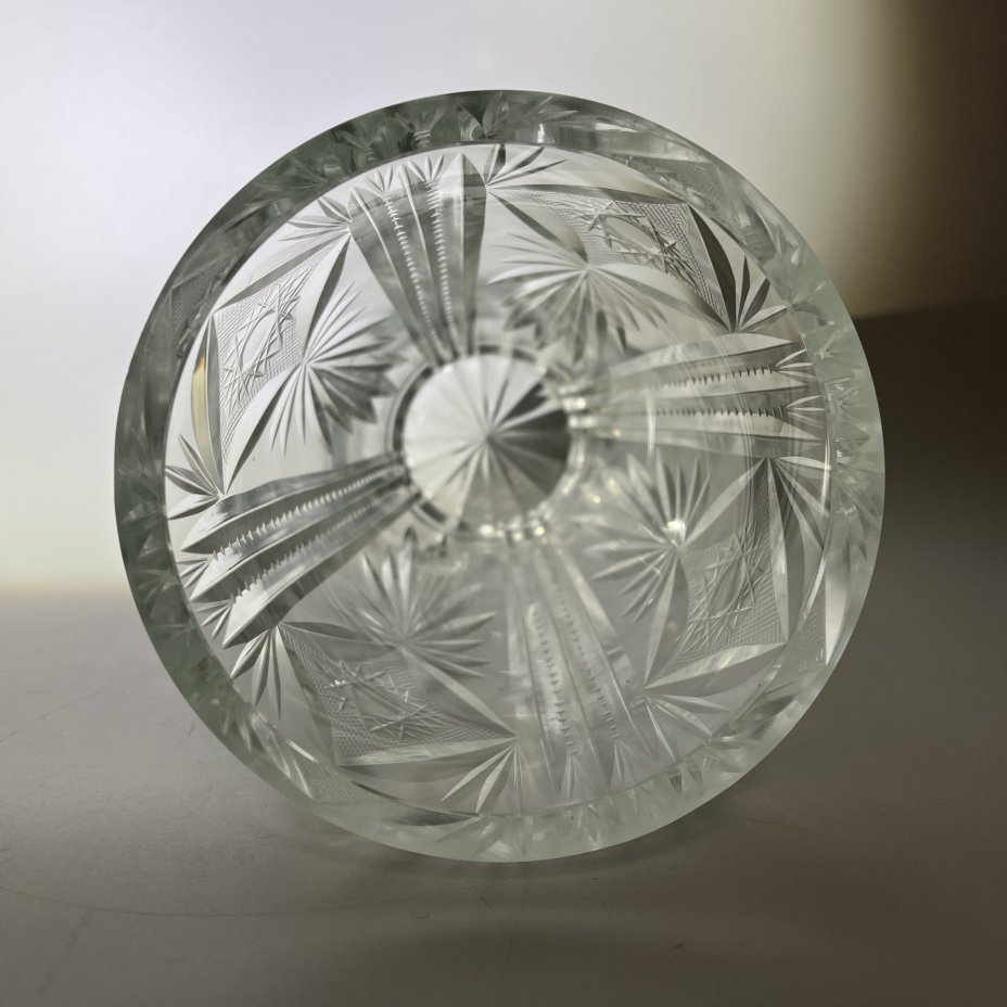 Ваза для цветов, украшенная резным декором