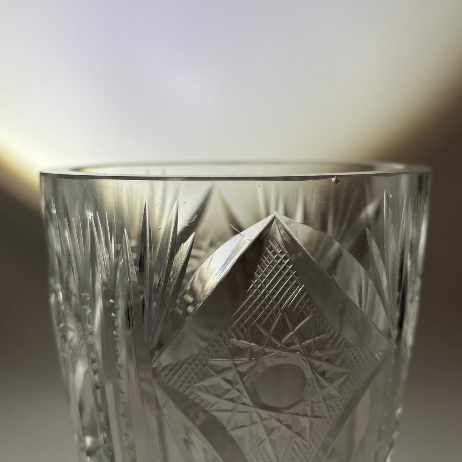 Ваза для цветов, украшенная резным декором