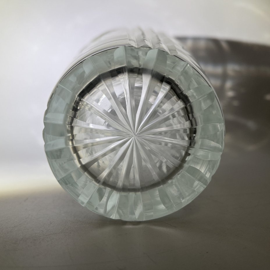 Ваза для цветов, украшенная резным декором