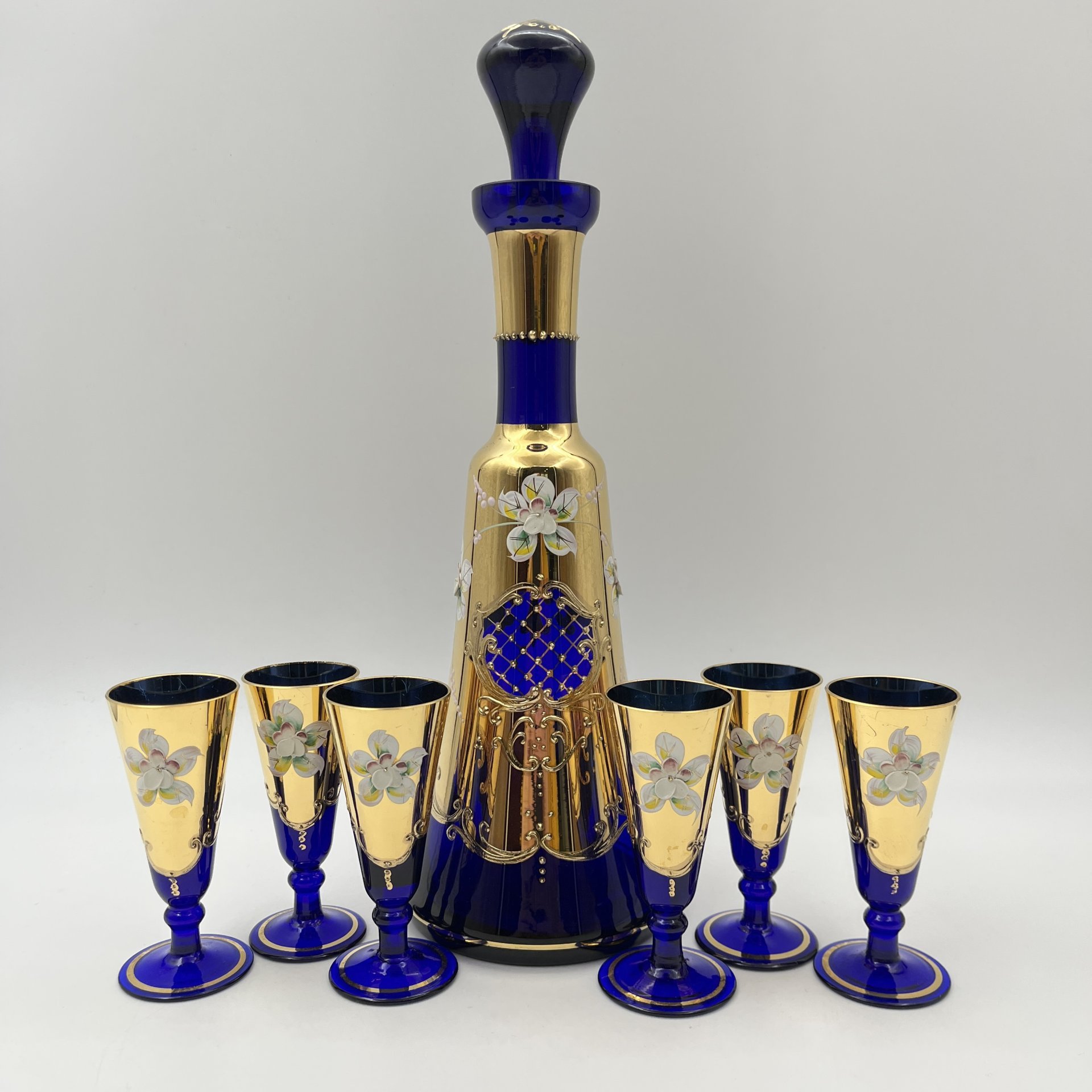 Штоф и шесть рюмок кобальтового оттенка, украшенные лепным цветочным декором, Z+H Glass