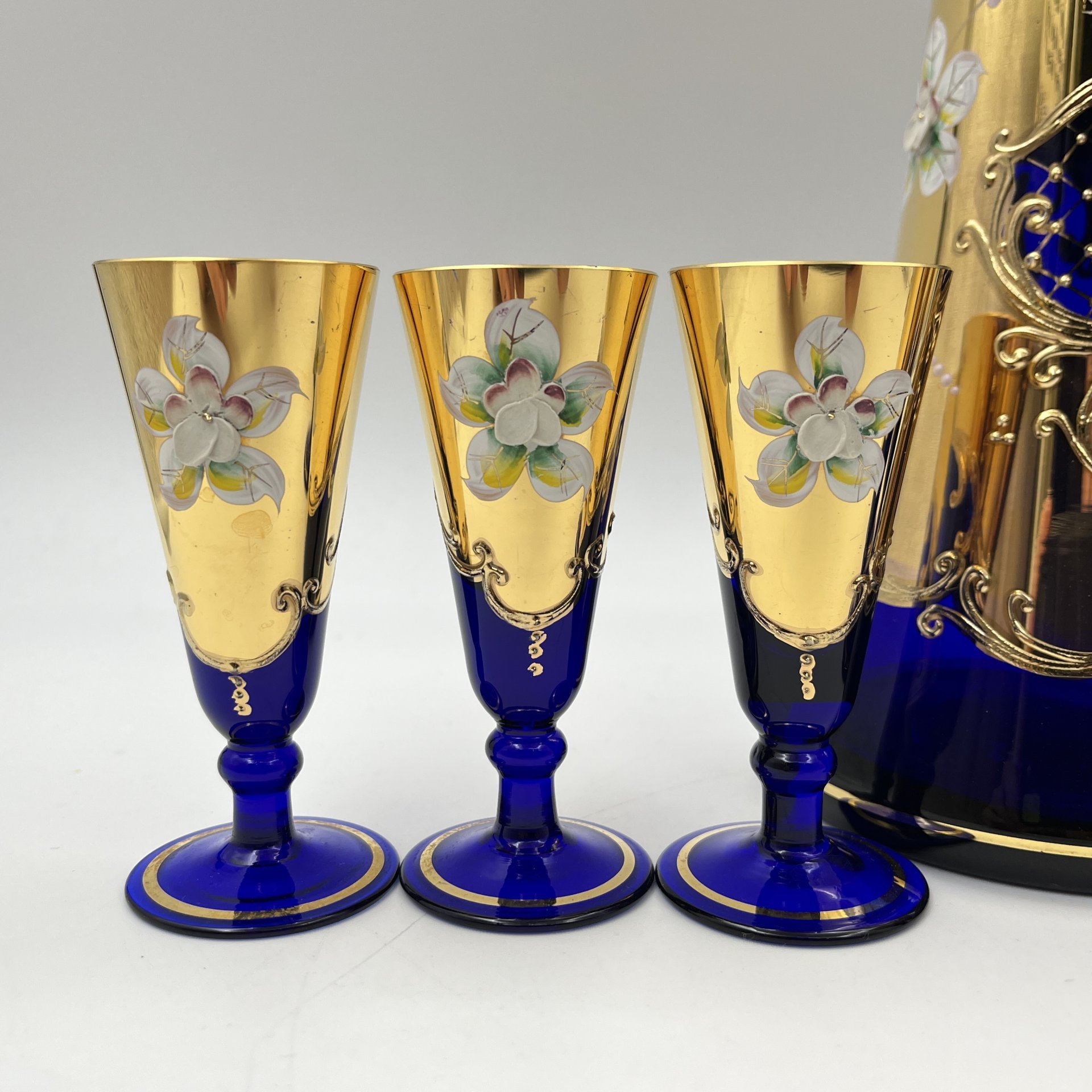 Штоф и шесть рюмок кобальтового оттенка, украшенные лепным цветочным декором, Z+H Glass