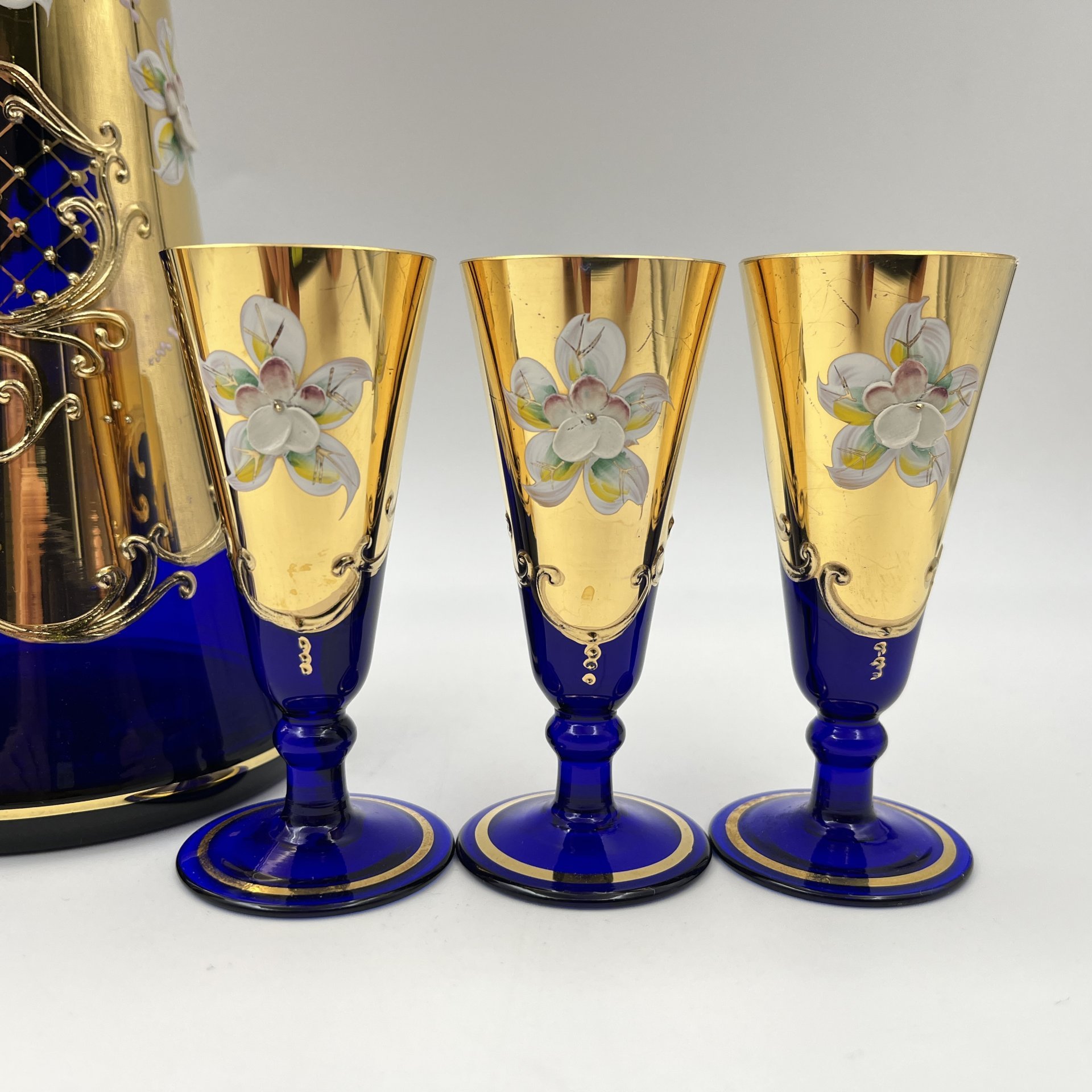 Штоф и шесть рюмок кобальтового оттенка, украшенные лепным цветочным декором, Z+H Glass