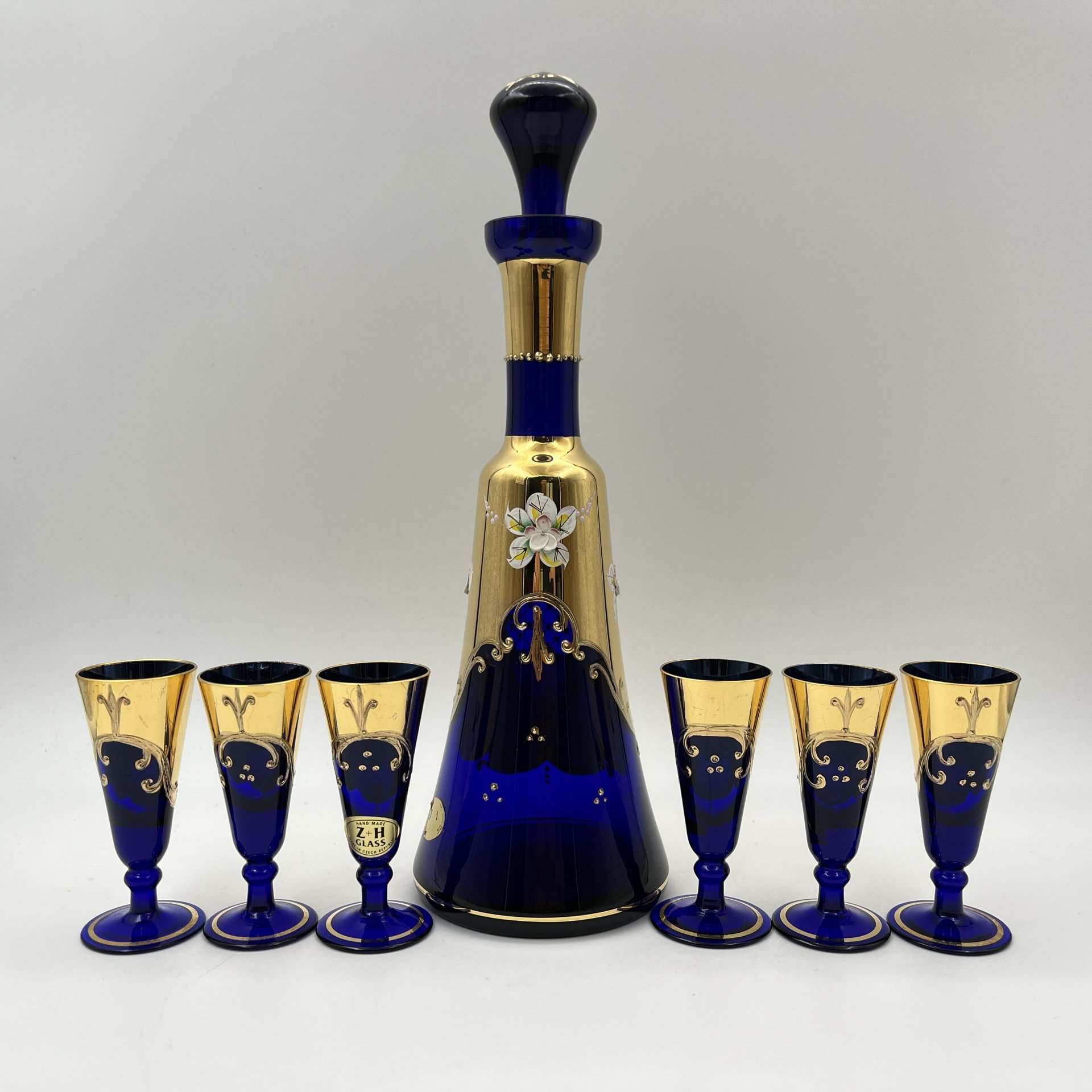 Штоф и шесть рюмок кобальтового оттенка, украшенные лепным цветочным декором, Z+H Glass
