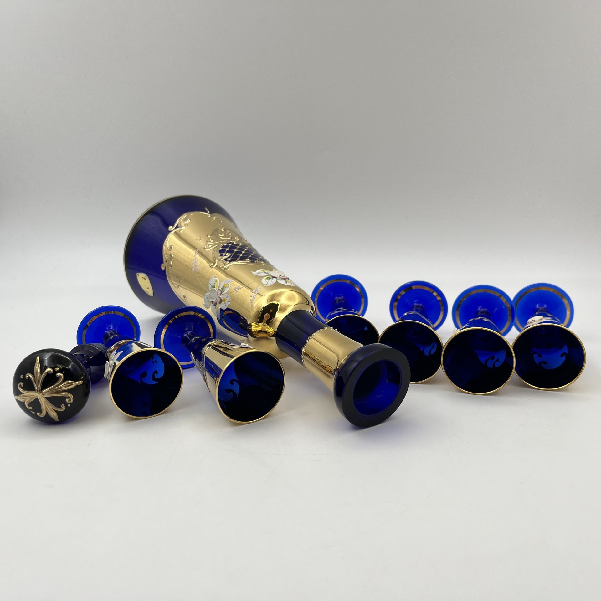 Штоф и шесть рюмок кобальтового оттенка, украшенные лепным цветочным декором, Z+H Glass