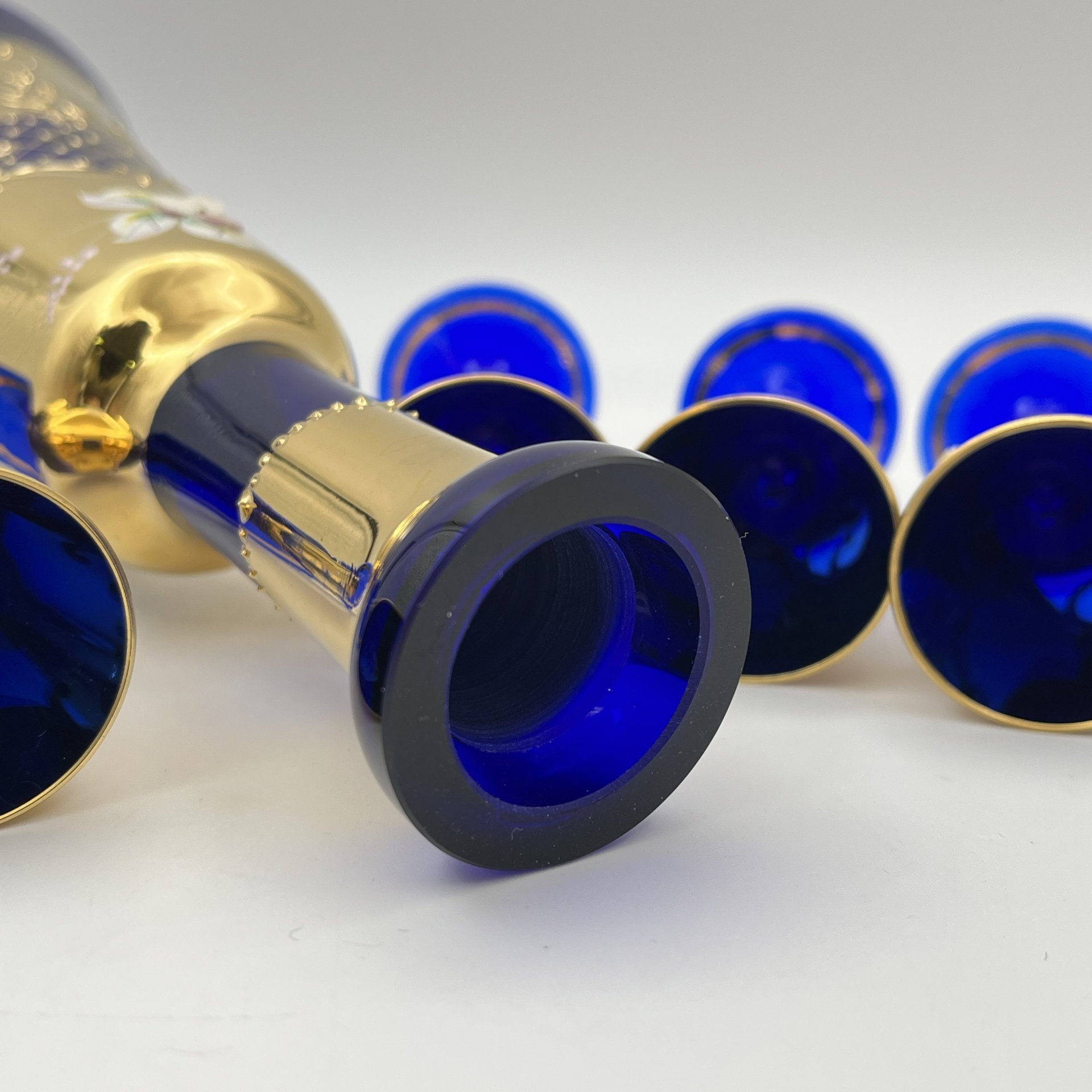 Штоф и шесть рюмок кобальтового оттенка, украшенные лепным цветочным декором, Z+H Glass