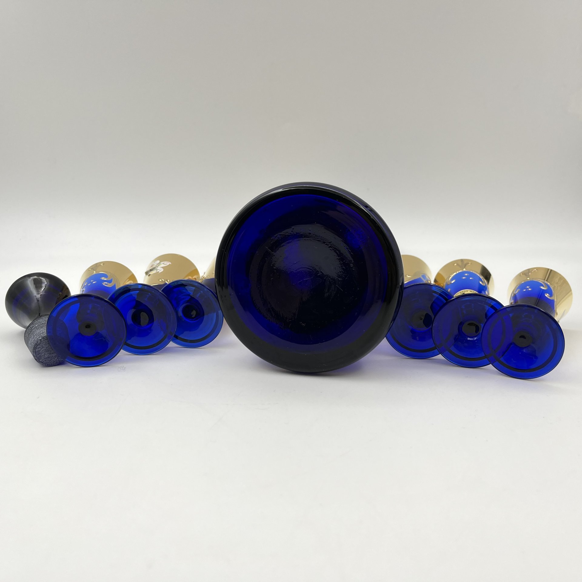 Штоф и шесть рюмок кобальтового оттенка, украшенные лепным цветочным декором, Z+H Glass