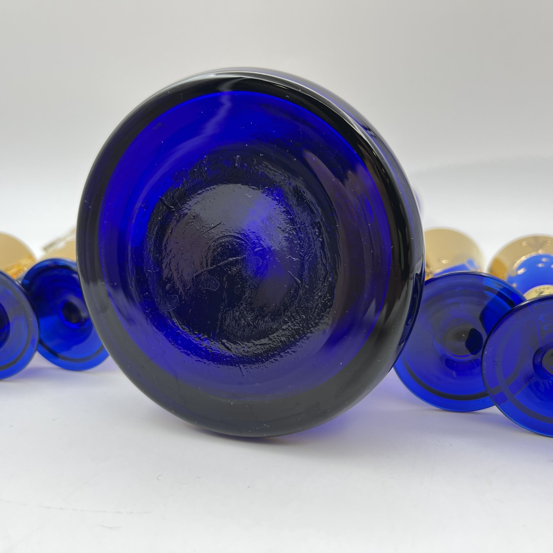 Штоф и шесть рюмок кобальтового оттенка, украшенные лепным цветочным декором, Z+H Glass