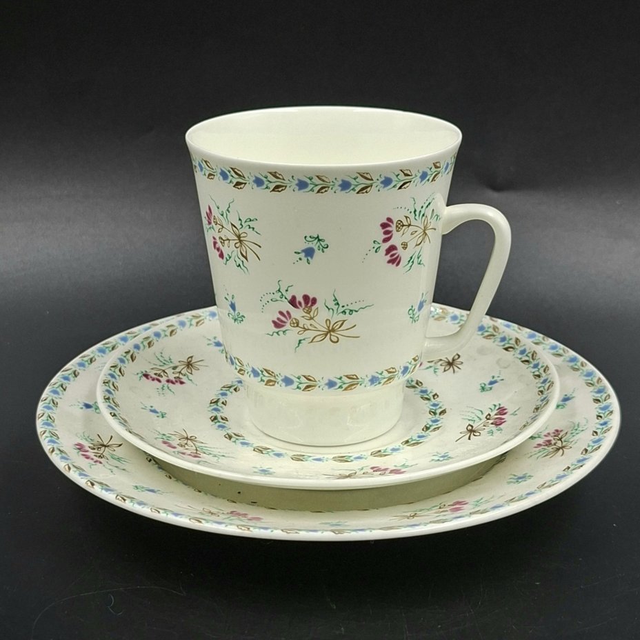 Трио кофейное с цветочным декором (форма "Майская"), фарфор, деколь, Ленинградский фарфоровый завод (ЛФЗ), СССР, 1970-1992 гг.