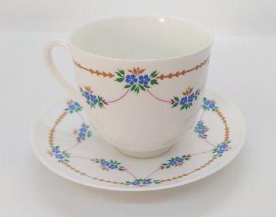 Пара кофейная с нежным цветочным декором (форма "Ландыш"), фарфор, деколь, Ленинградский фарфоровый завод (ЛФЗ), Российская Федерация, 2002-2006 гг.