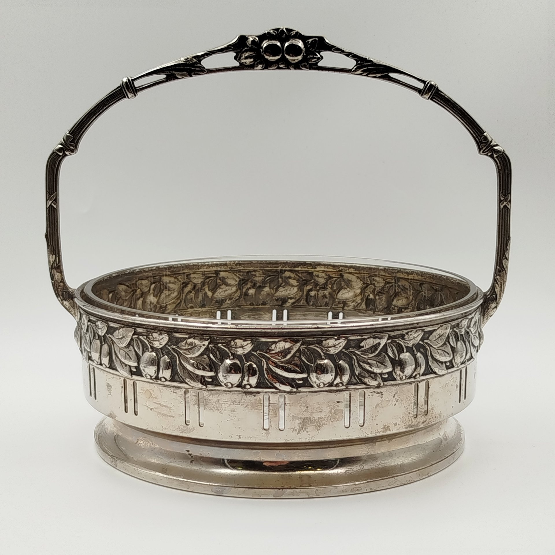 Фруктовница в стиле модерн в металлической оплетке с ручкой, с декором в виде плодов и листьев, клеймо "ОВЕ", металл, стекло, Европа, 1900-1930 гг.