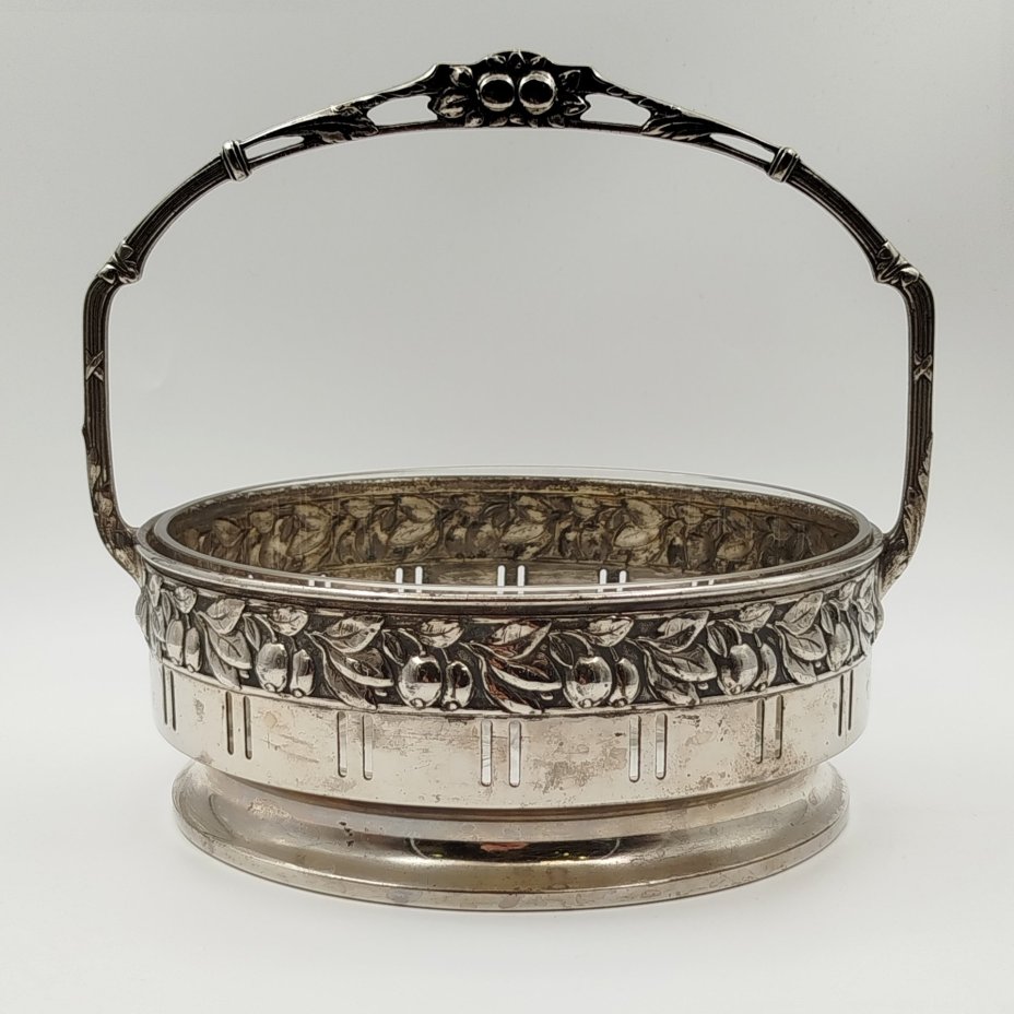 Фруктовница в стиле модерн в металлической оплетке с ручкой, с декором в виде плодов и листьев, клеймо "ОВЕ", металл, стекло, Европа, 1900-1930 гг.