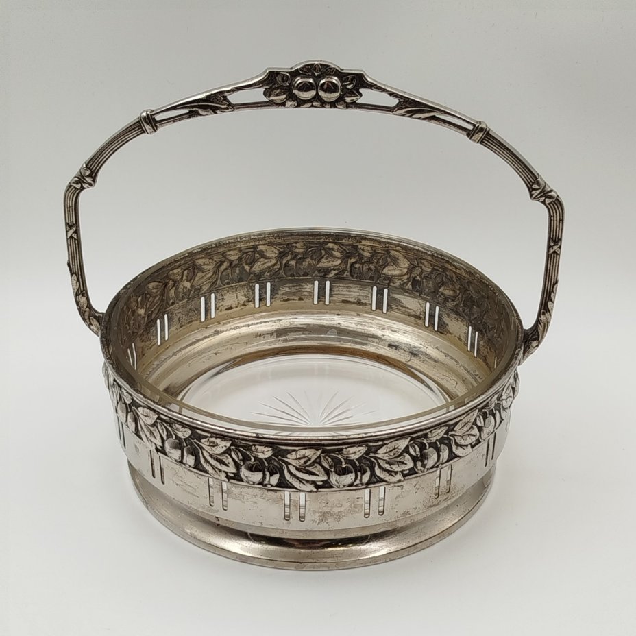 Фруктовница в стиле модерн в металлической оплетке с ручкой, с декором в виде плодов и листьев, клеймо "ОВЕ"