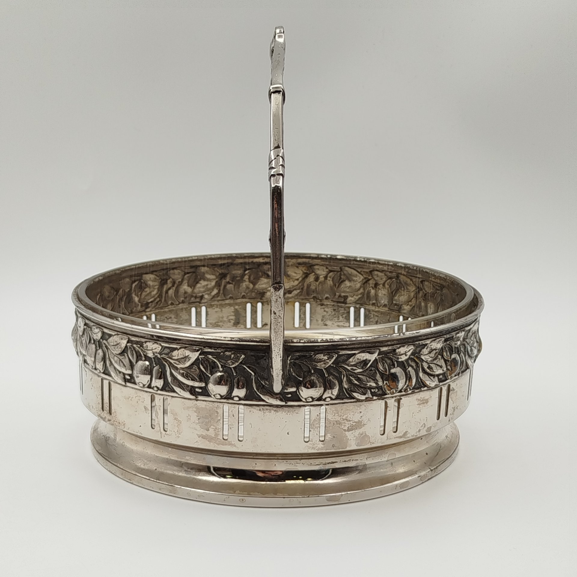 Фруктовница в стиле модерн в металлической оплетке с ручкой, с декором в виде плодов и листьев, клеймо "ОВЕ", металл, стекло, Европа, 1900-1930 гг.