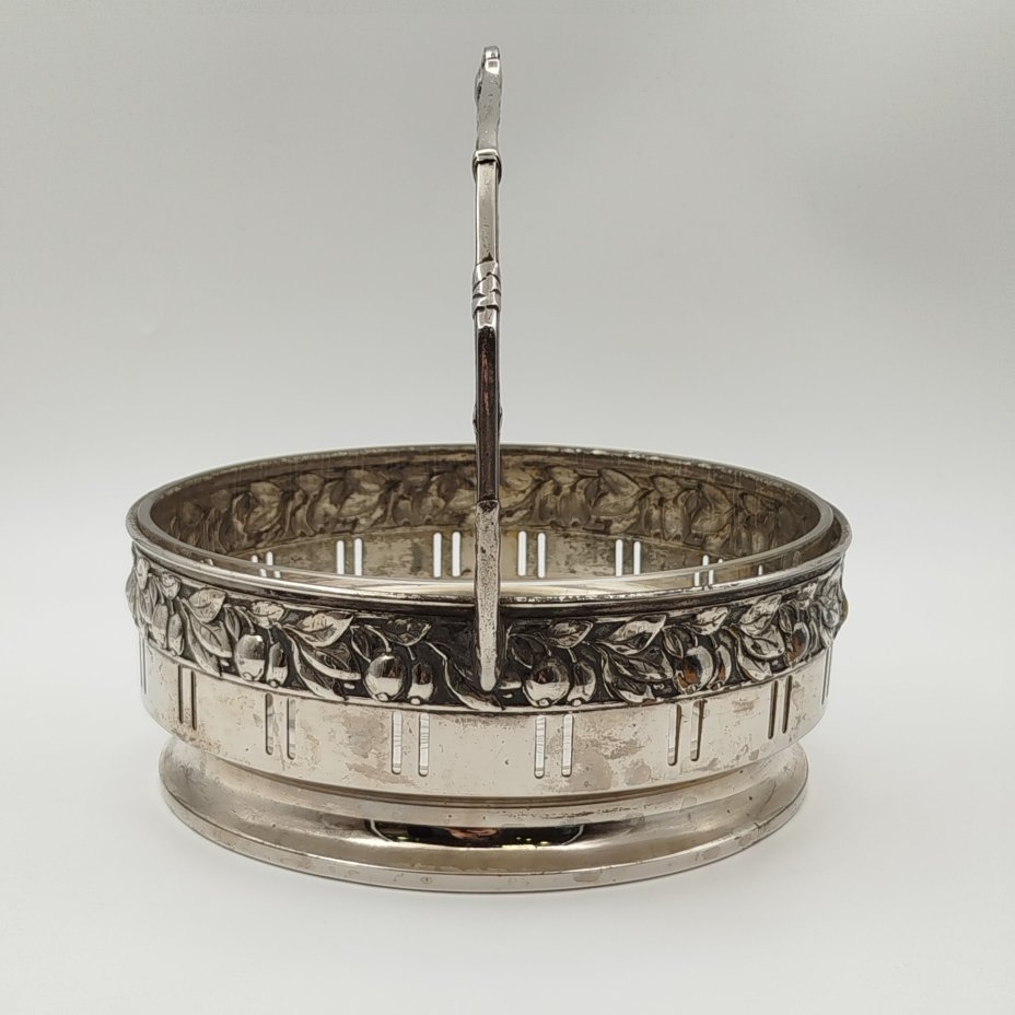 Фруктовница в стиле модерн в металлической оплетке с ручкой, с декором в виде плодов и листьев, клеймо "ОВЕ"