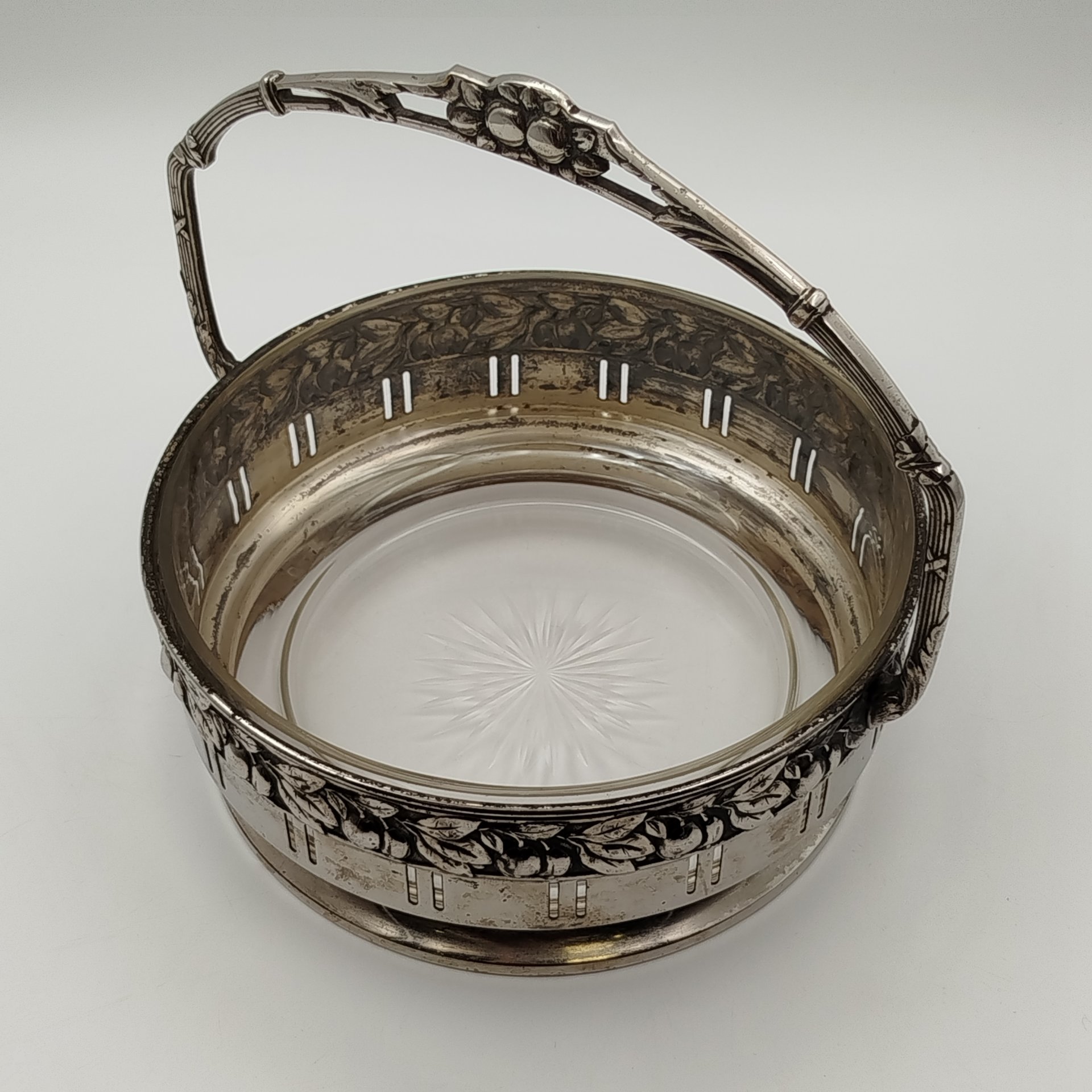 Фруктовница в стиле модерн в металлической оплетке с ручкой, с декором в виде плодов и листьев, клеймо "ОВЕ", металл, стекло, Европа, 1900-1930 гг.