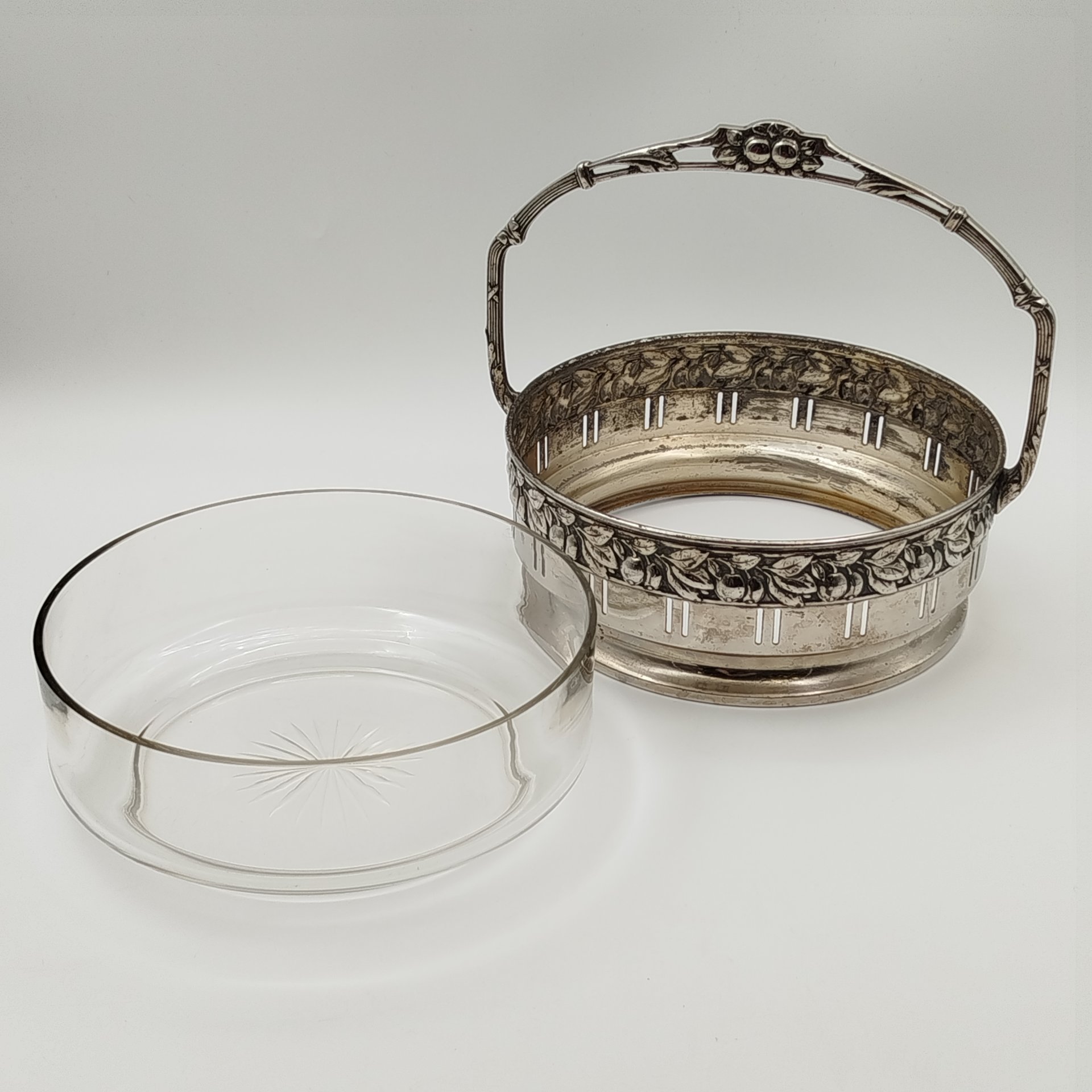 Фруктовница в стиле модерн в металлической оплетке с ручкой, с декором в виде плодов и листьев, клеймо "ОВЕ", металл, стекло, Европа, 1900-1930 гг.