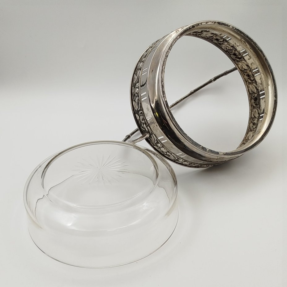 Фруктовница в стиле модерн в металлической оплетке с ручкой, с декором в виде плодов и листьев, клеймо "ОВЕ"