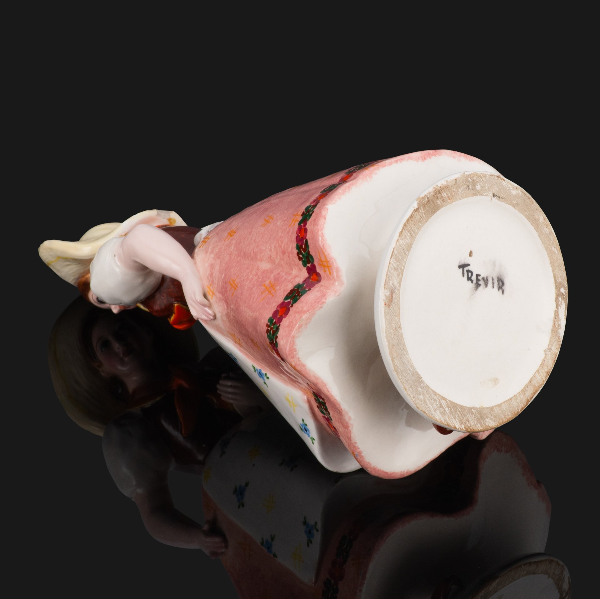 Статуэтка "Девочка в шляпе с букетом цветов", Trevir ceramics, керамика, роспись