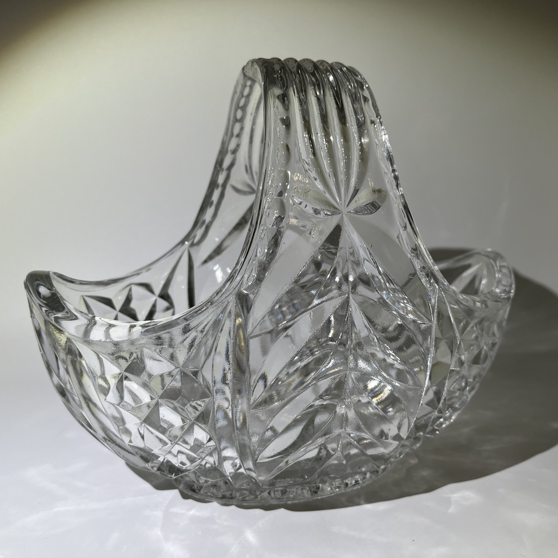 Конфетница в форме корзинки с рельефным декором, хрусталь, СССР, 1970-1990 гг.