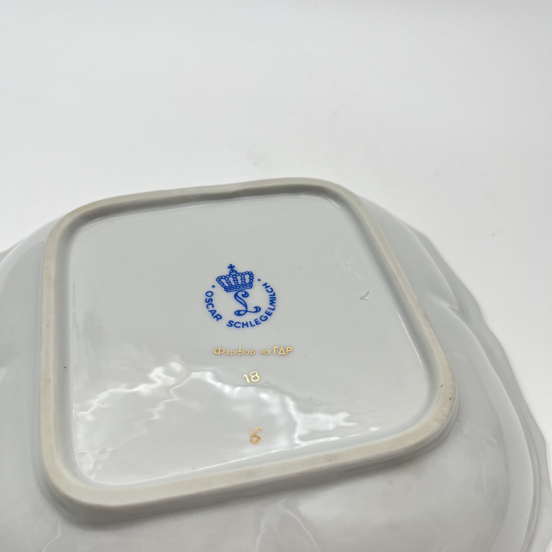 Блюдо (конфетница) "Мадонна" с растительным декором, фарфор, деколь, крытье, золочение, Oscar Schlegelmilch, ГДР, 1953-1972 гг.