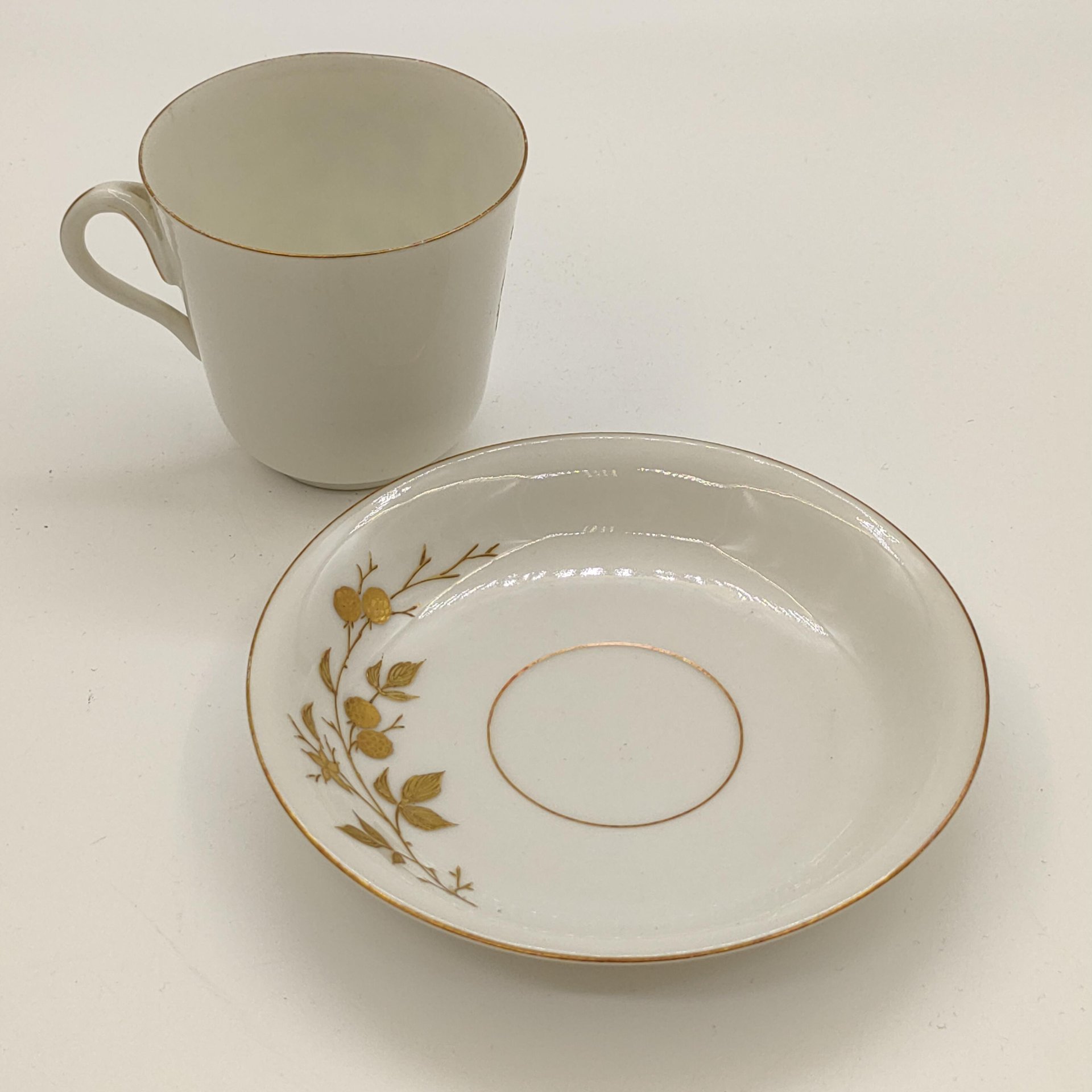 Пара чайная с ягодным декором, фарфор, эмалевая роспись, золочение, Западная Европа, 1890-1920 гг.