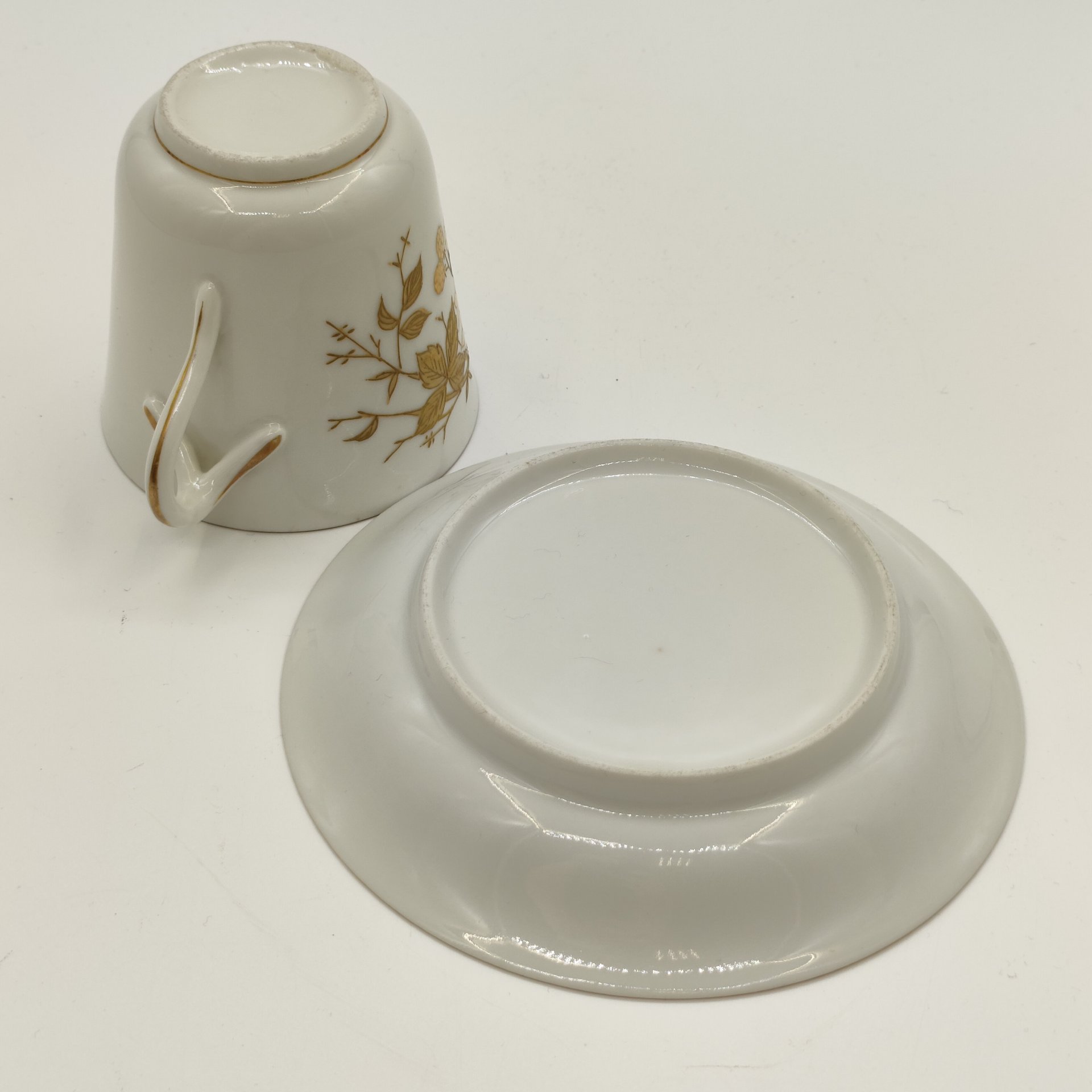 Пара чайная с ягодным декором, фарфор, эмалевая роспись, золочение, Западная Европа, 1890-1920 гг.