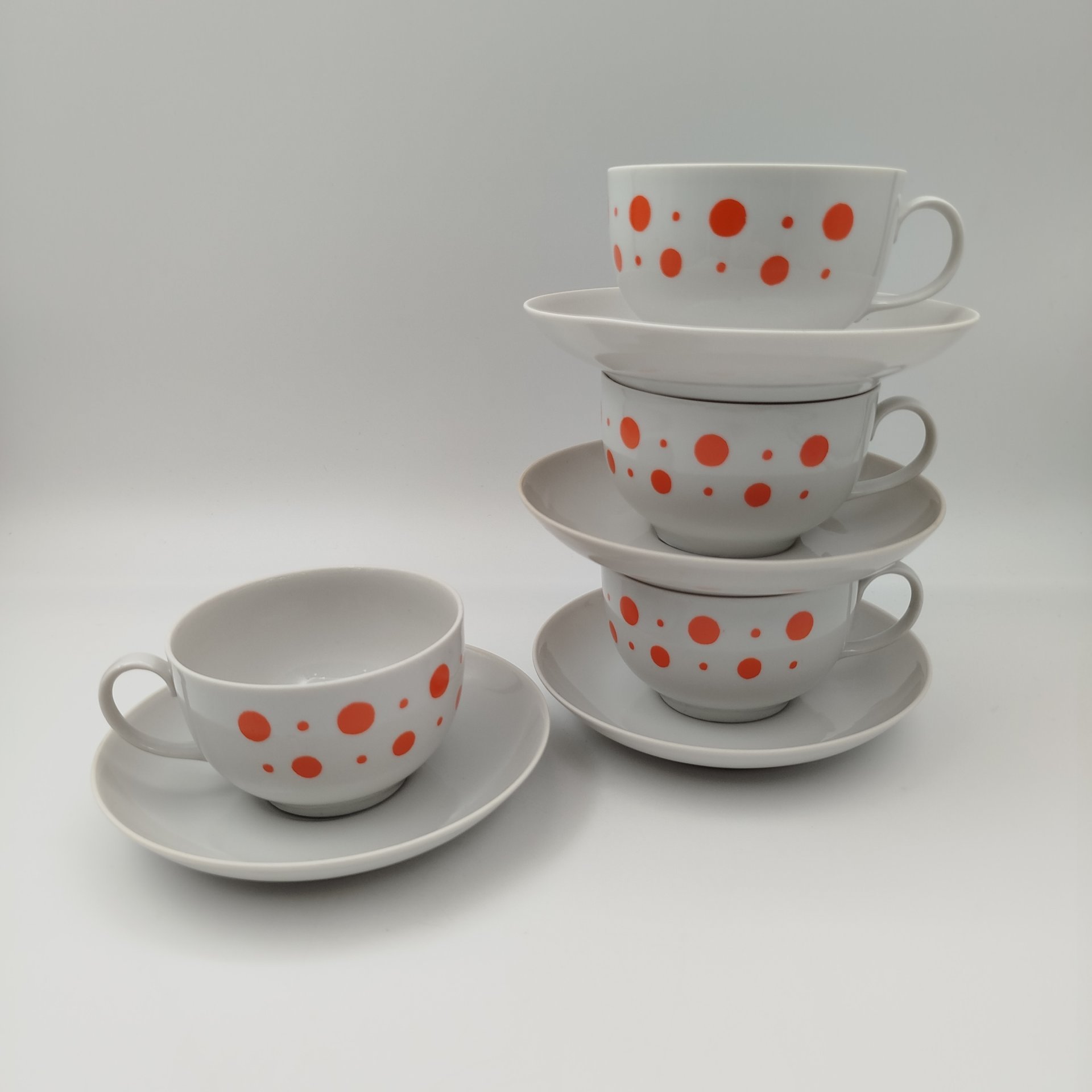 Набор из 4-х чашек, украшенных декором в виде гороха, фарфор, деколь, Дулевский фарфоровый завод (Дулёво), СССР, 1988 г.