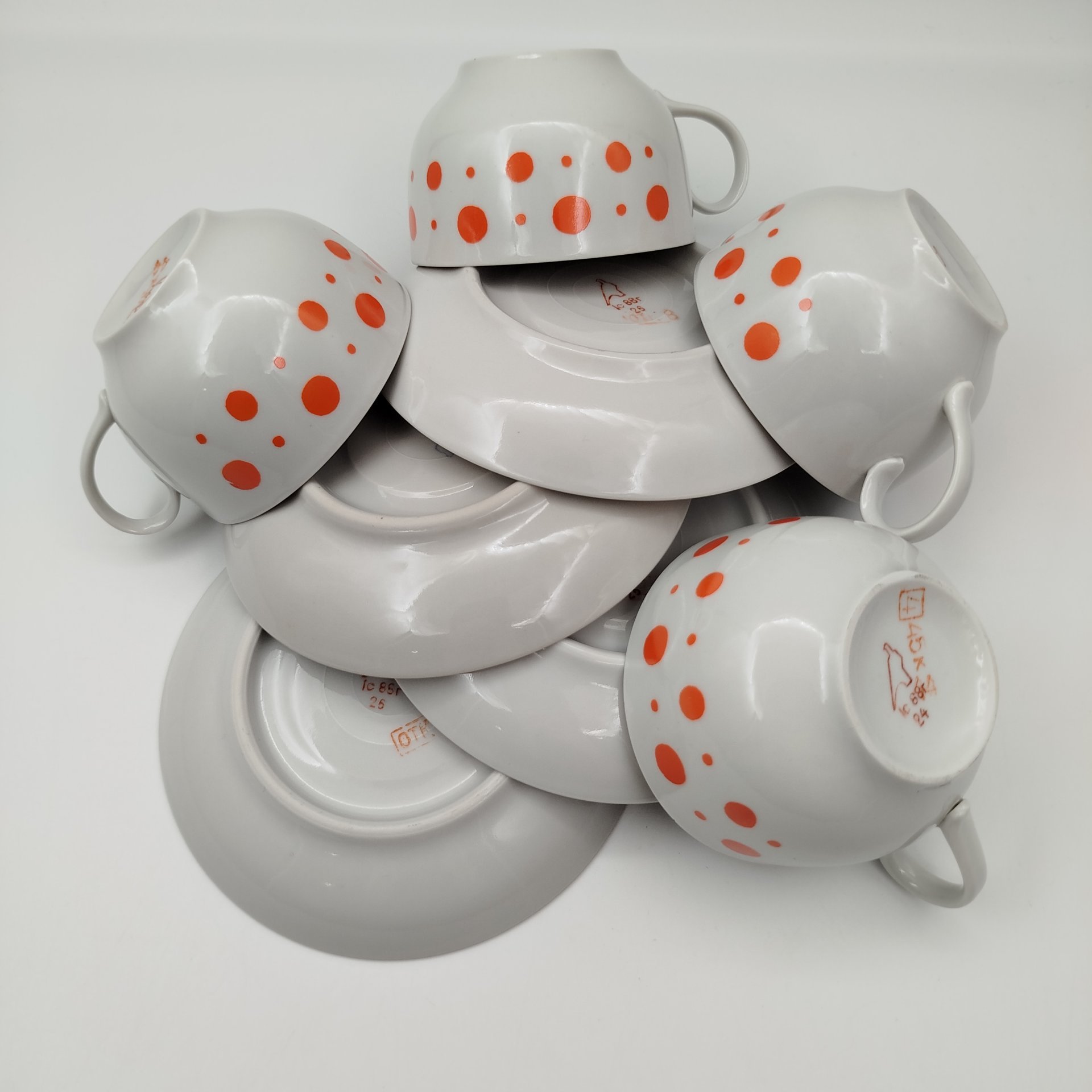 Набор из 4-х чашек, украшенных декором в виде гороха, фарфор, деколь, Дулевский фарфоровый завод (Дулёво), СССР, 1988 г.