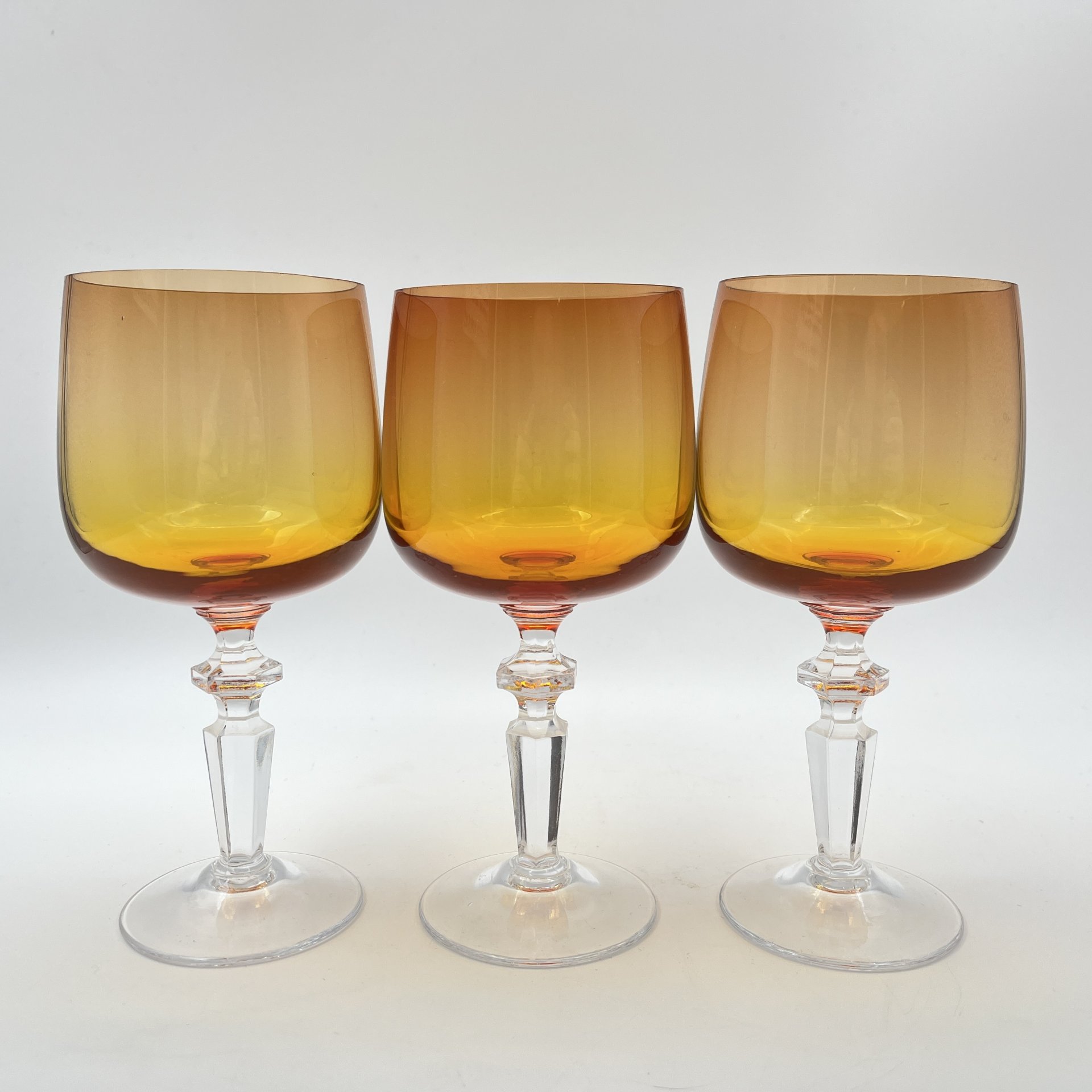 Набор бокалов с градиентом от красного к желтому, на 3 персоны, автор А.М.Силко,, стекло, Стекольный завод «Красный май», СССР, 1960-1980 гг.