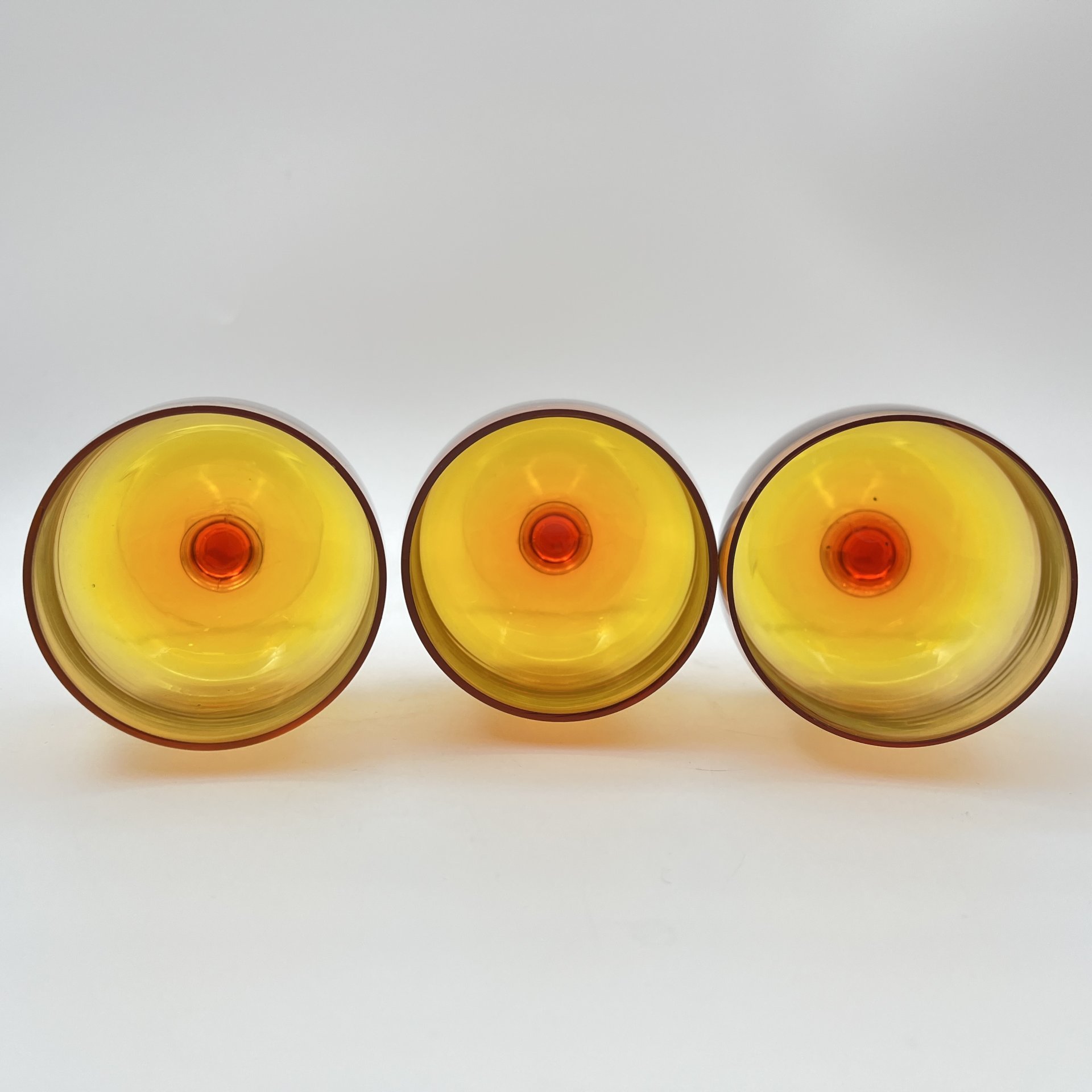 Набор бокалов с градиентом от красного к желтому, на 3 персоны, автор А.М.Силко,, стекло, Стекольный завод «Красный май», СССР, 1960-1980 гг.